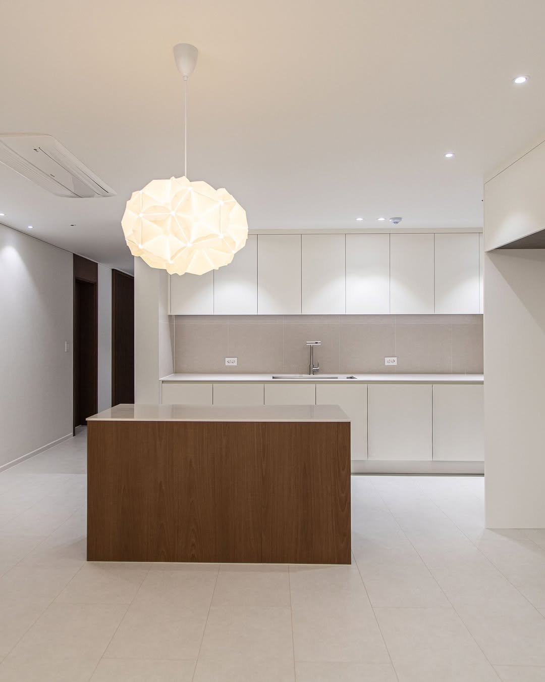 Photo by 레몬하우스 인테리어 on November 11, 2025. May be an image of sink, lighting, furniture, indoors, kitchen and text.