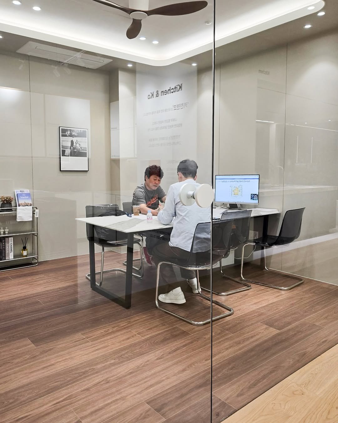 Photo by 레몬하우스 인테리어 on September 25, 2025. May be an image of 2 people, bureau, desk, indoors, sliding door, office and text.
