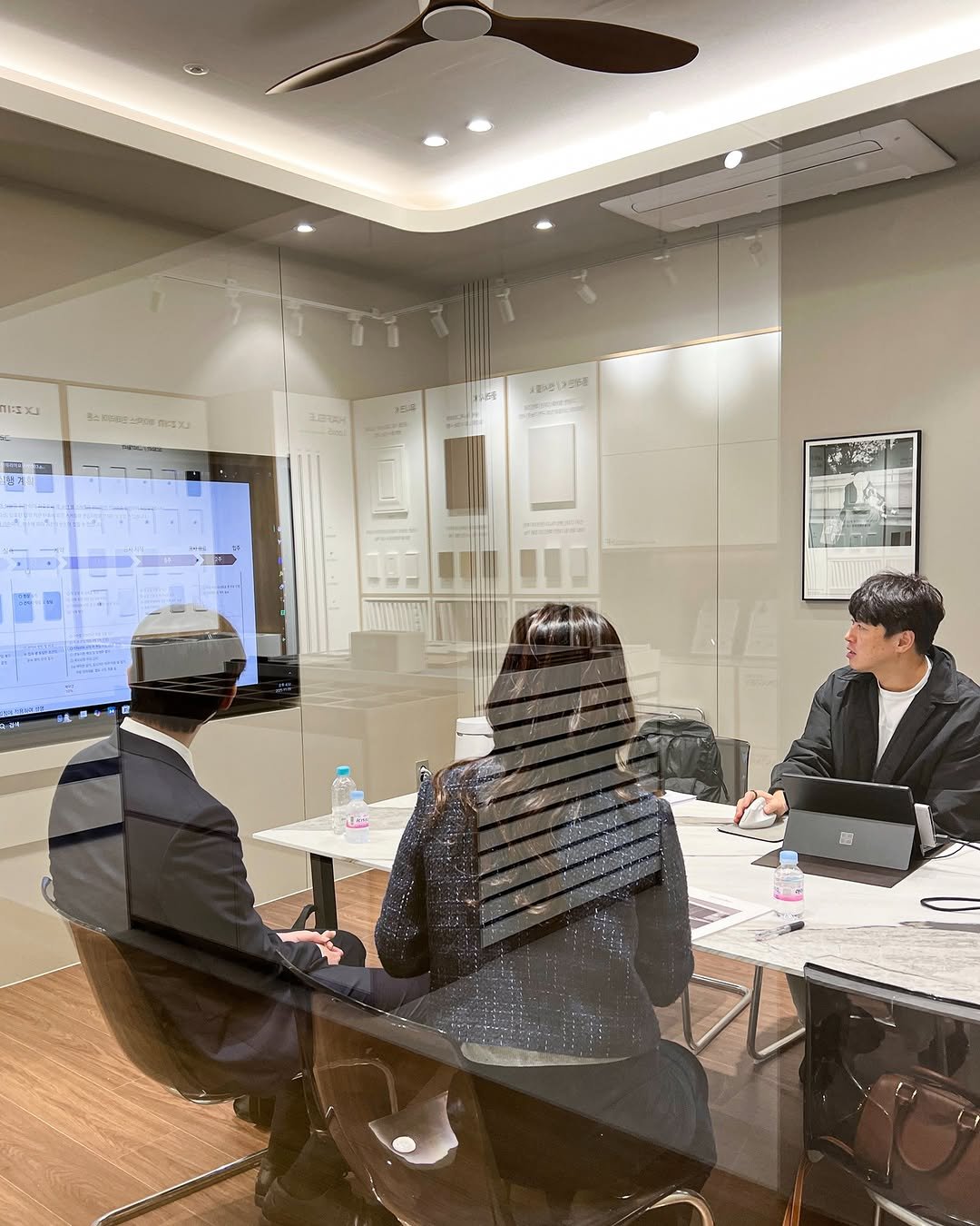 Photo by 레몬하우스 인테리어 on November 08, 2025. May be an image of studying, lighting, indoors, office and text.