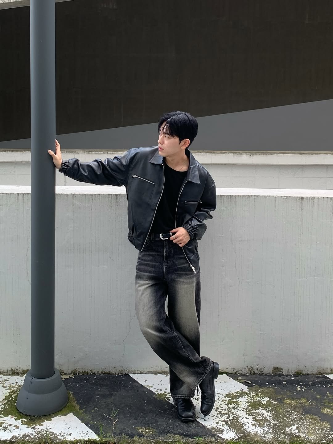 Photo by 르니던 on October 30, 2025. May be an image of duffle coat, wingtip shoes, jacket and text.