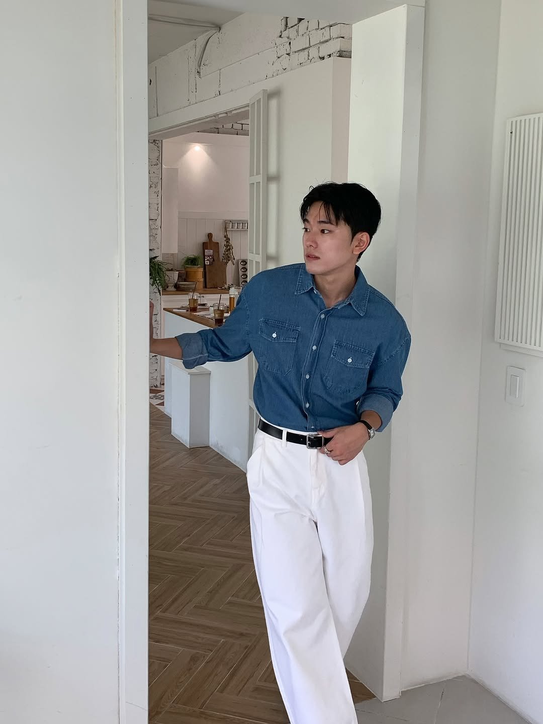 Photo by 규민_르니던 on September 03, 2025. May be an image of 1 person, standing, wingtip shoes, cornflower and text.