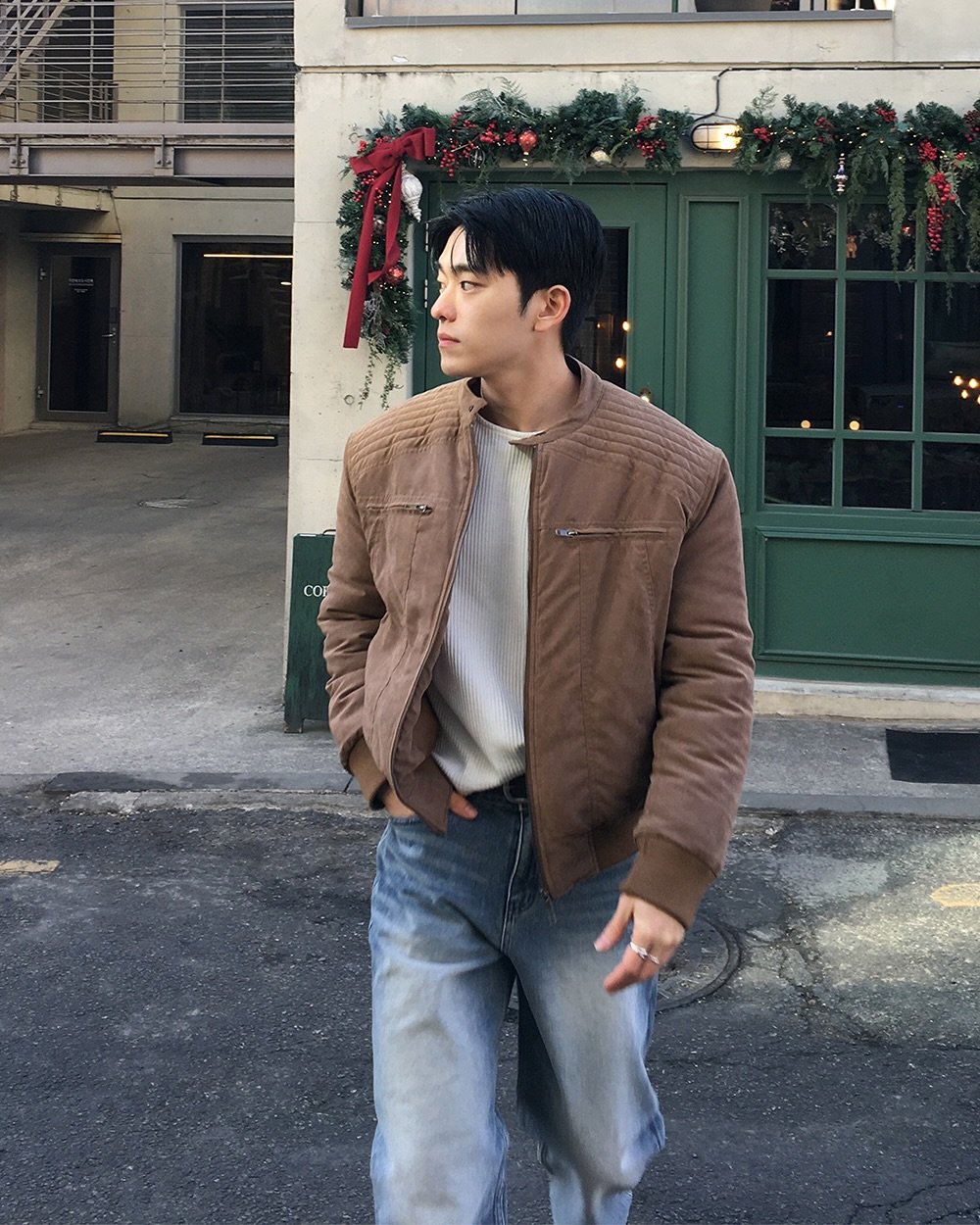 Photo by 르니던/leneeden on February 08, 2026. May be an image of overcoat, duffle coat, goosedown coat, flight jacket, fur, parka and text.