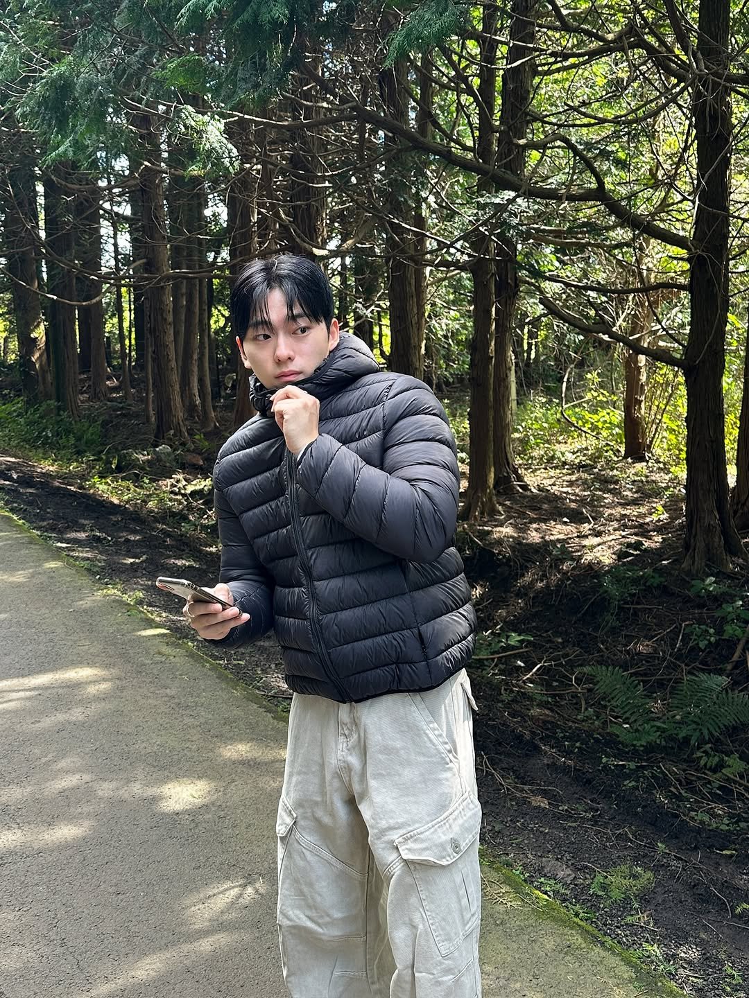 Photo by 르니던 on November 09, 2025. May be an image of goosedown coat, duffle coat, parka, cigarette, jacket, park and text.