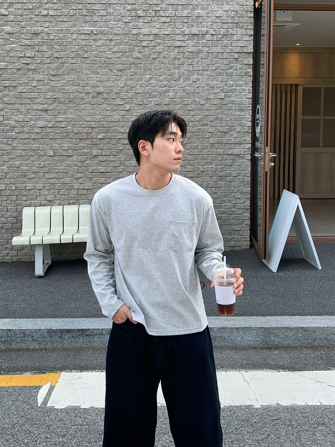 Photo by 규민_르니던 on September 23, 2025. May be an image of 1 person, duffle coat, sweatpants, turtleneck, cornflower and text.