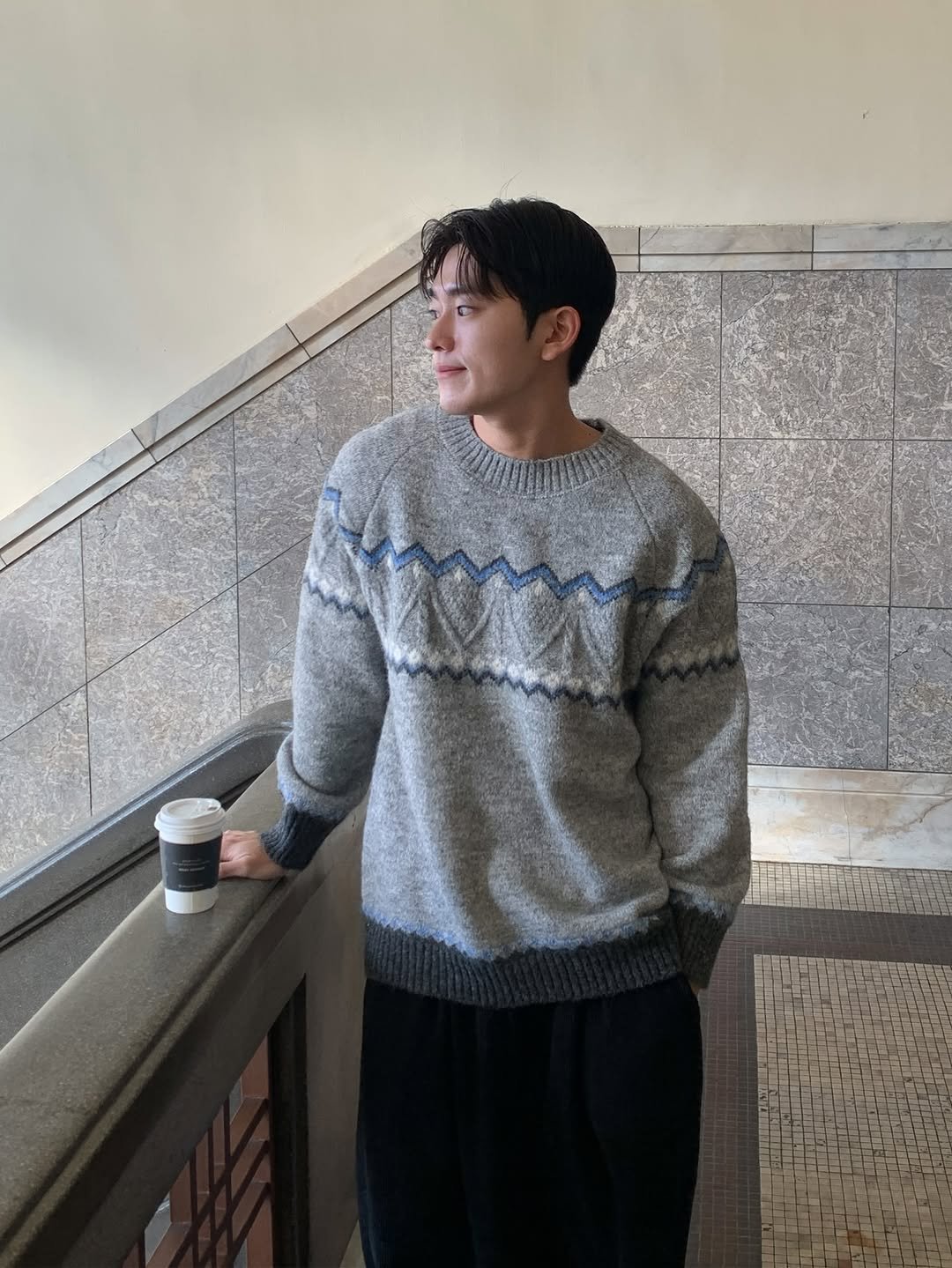 Photo by 르니던 on December 15, 2025. May be an image of sweatpants, knit, turtleneck, sweater, cornflower and text.