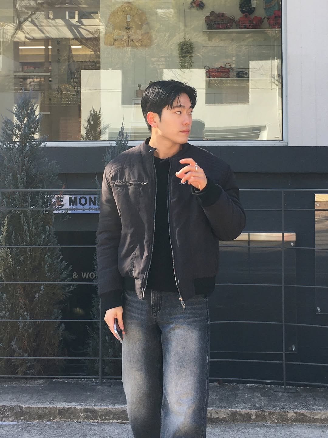 Photo by 르니던/leneeden on January 28, 2026. May be an image of one or more people, people standing, duffle coat, overcoat, goosedown coat, wingtip shoes, flight jacket, parka, cornflower and text.