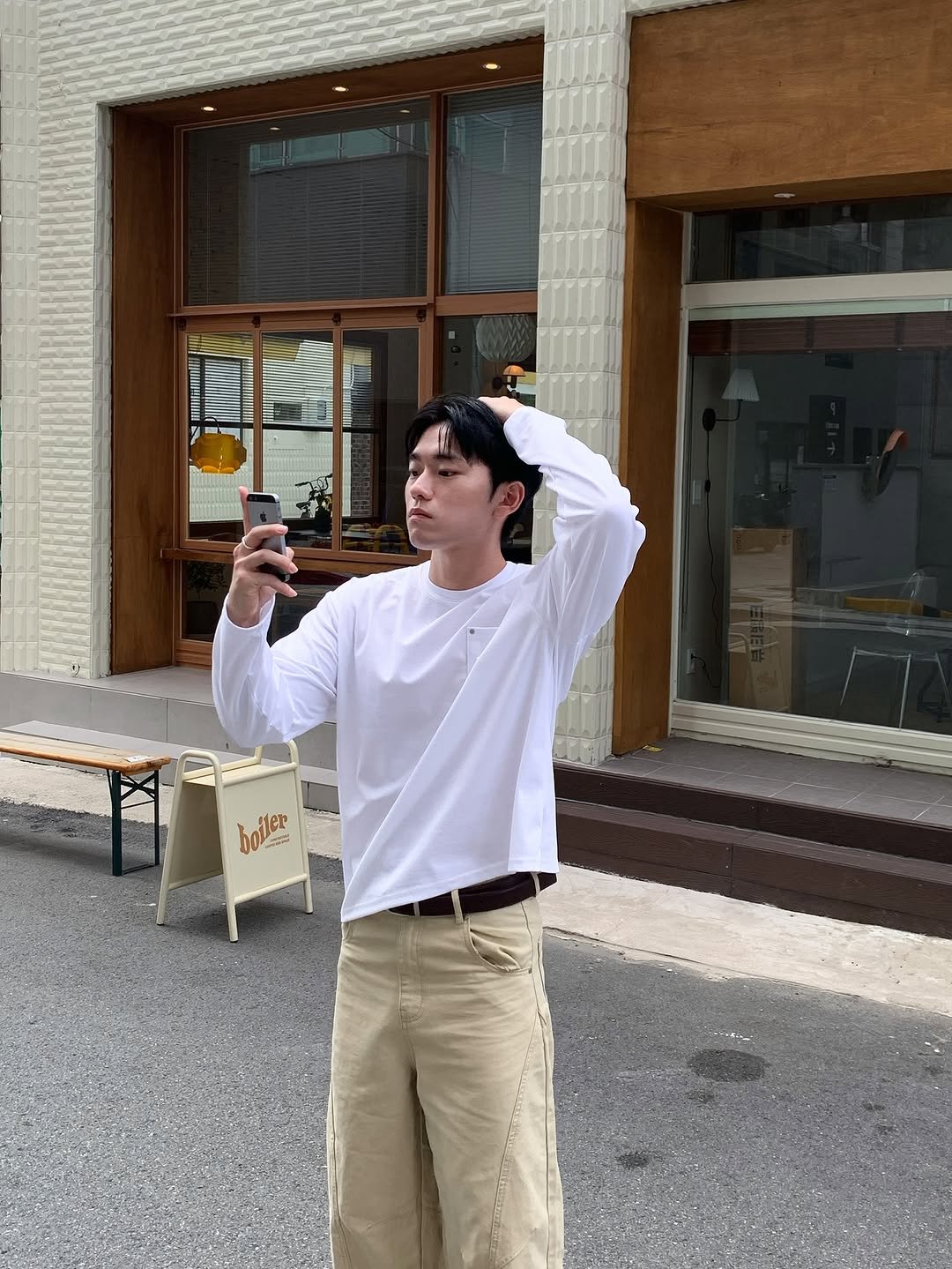 Photo by 규민_르니던 on September 19, 2025. May be an image of 1 person, cornflower and text.