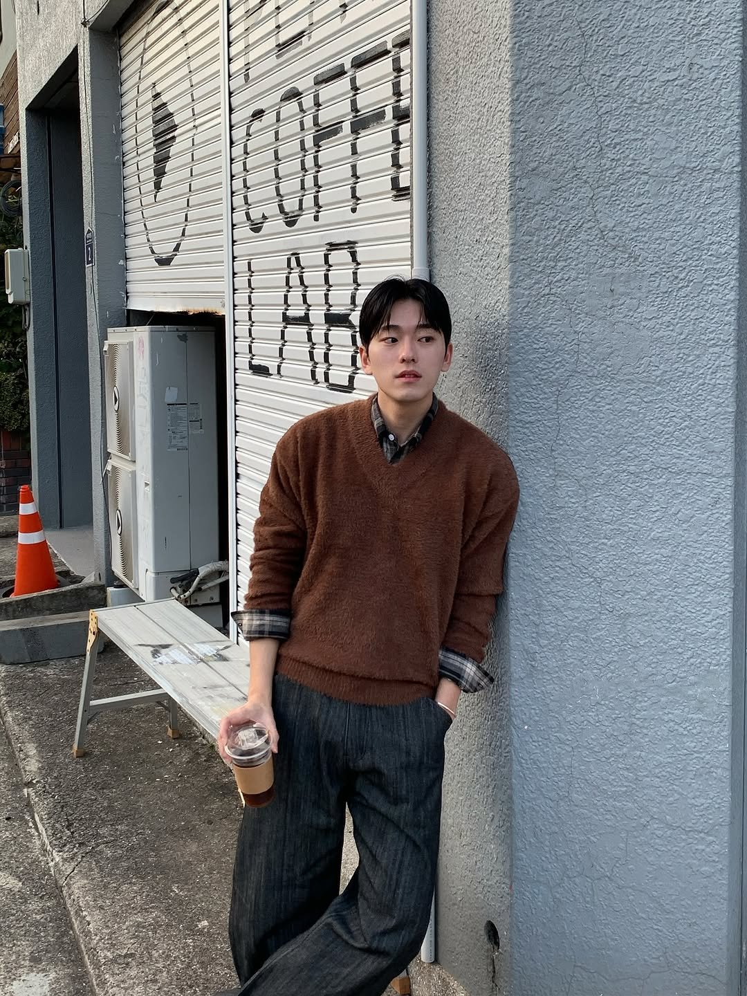 Photo by 르니던 on November 05, 2025. May be an image of wingtip shoes, duffle coat, overcoat, turtleneck and text.