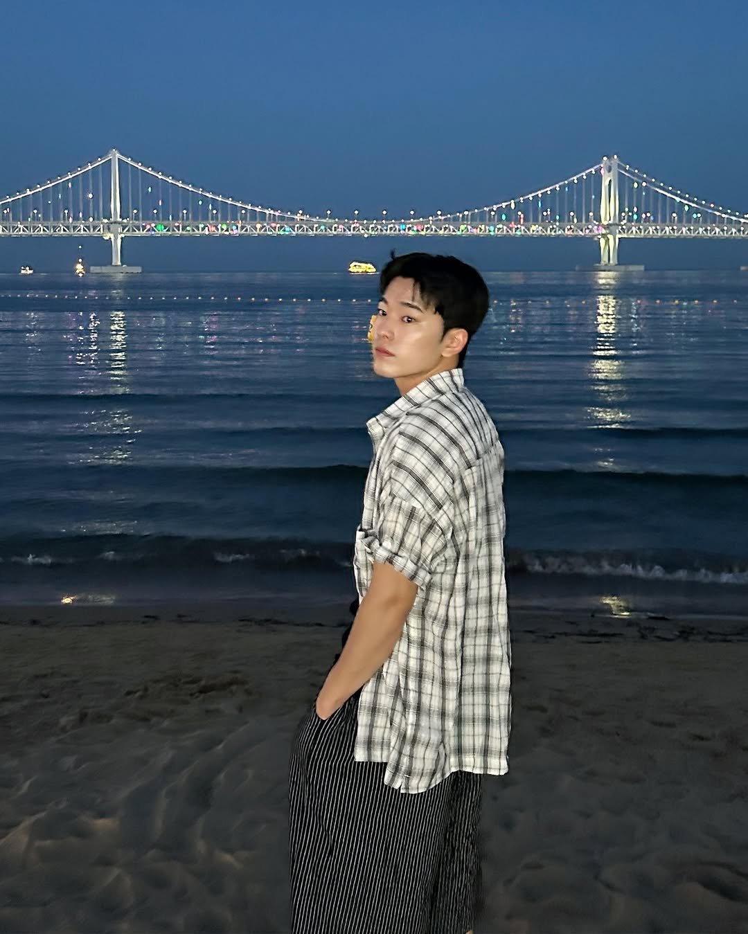 Photo by 규민_르니던 on July 21, 2025. May be an image of 1 person, ocean, beach and text.