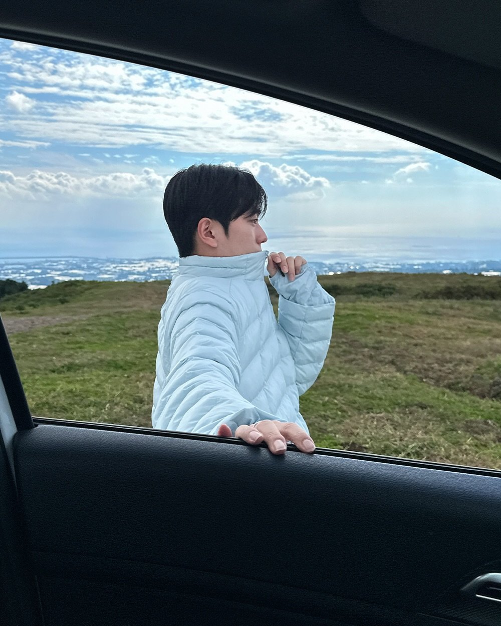 Photo by 르니던 on November 11, 2025. May be an image of duffle coat, parka, road and text.