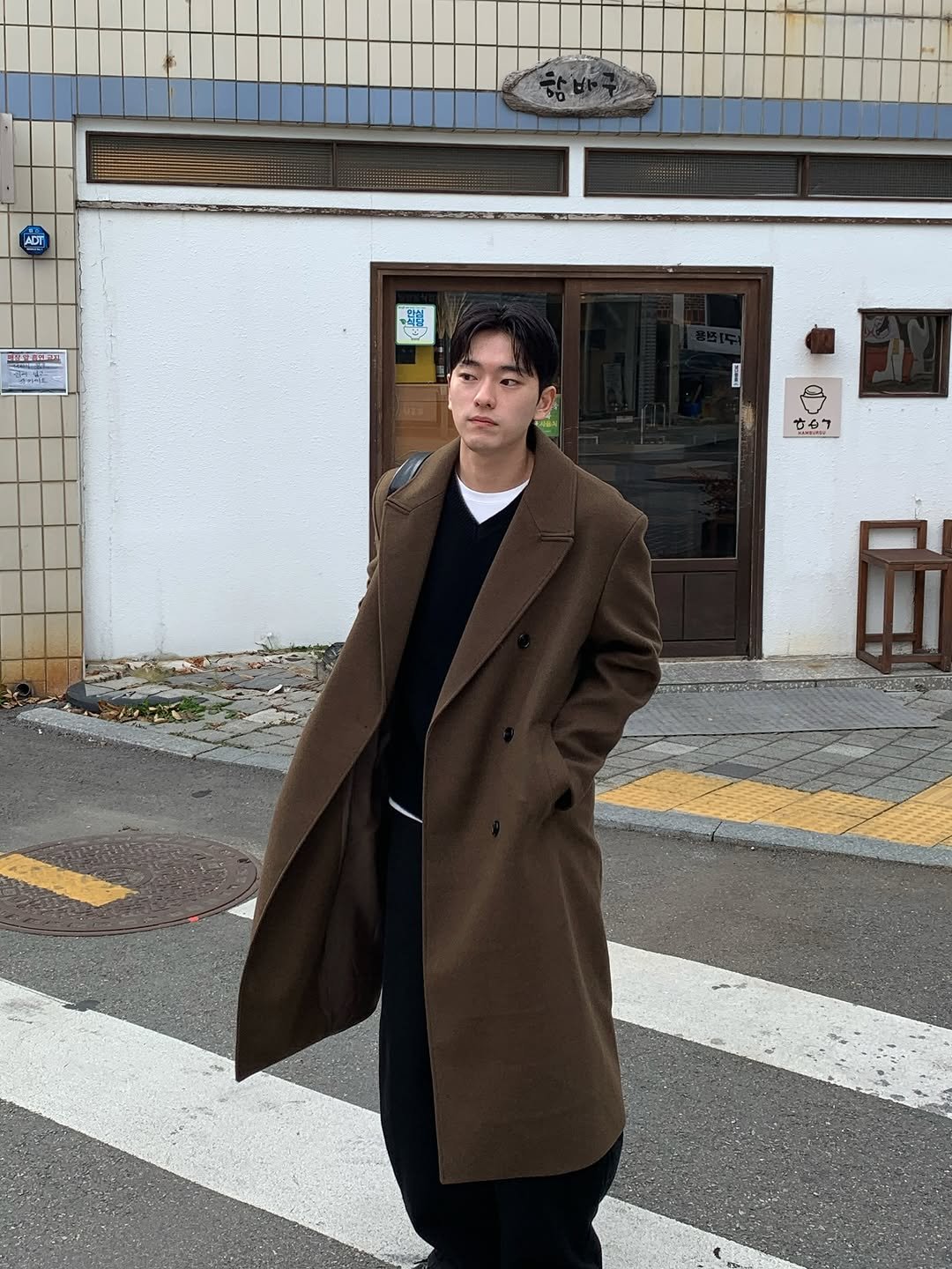 Photo by 르니던 on November 30, 2025. May be an image of duffle coat, overcoat, turtleneck, parka and text.