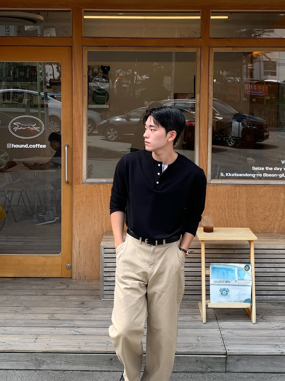 Photo by 규민_르니던 on September 14, 2025. May be an image of 2 people, duffle coat, wingtip shoes and text.