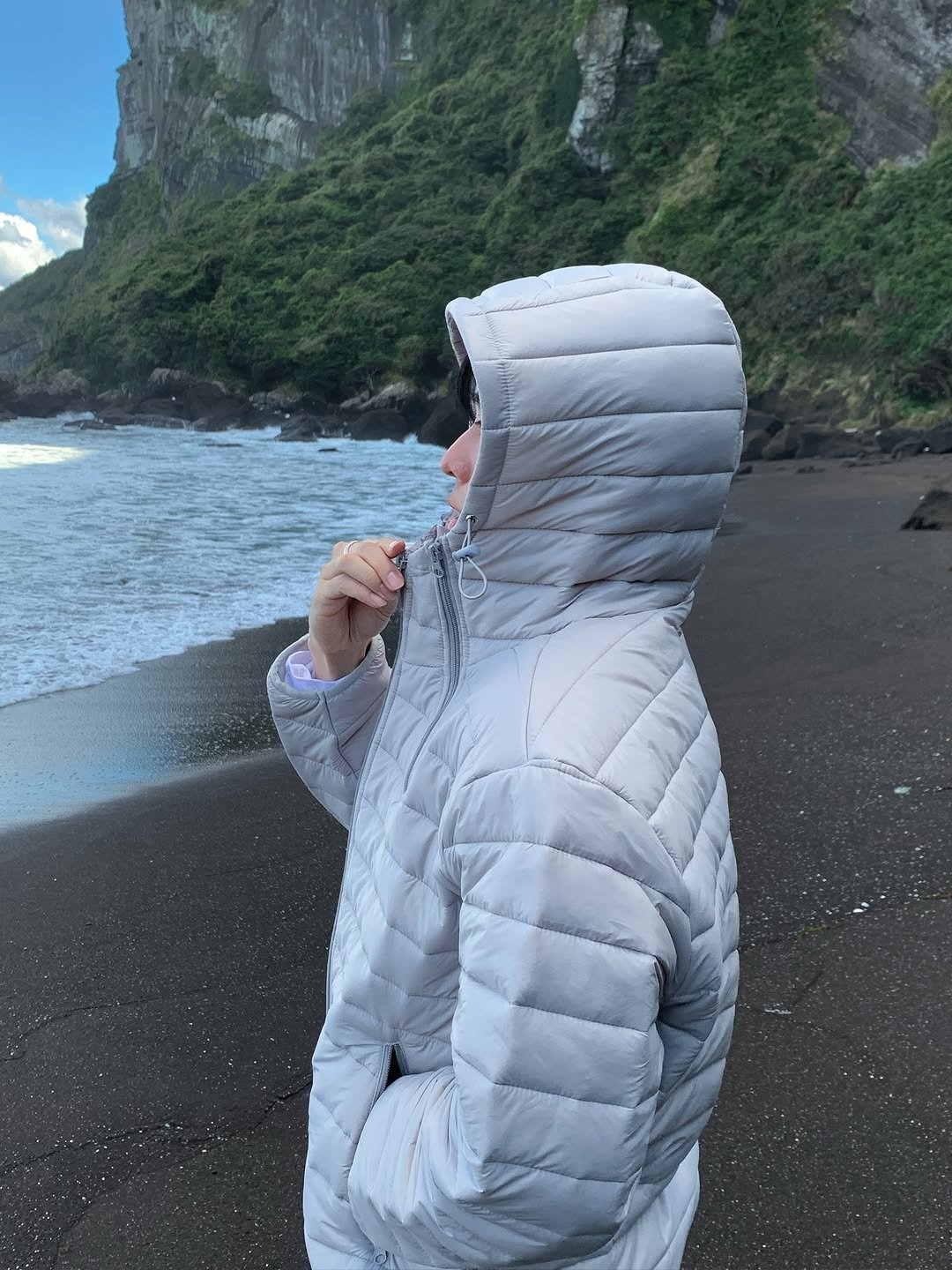 Photo by 르니던 on November 12, 2025. May be an image of goosedown coat, fleece, raincoat, parka, snowsuit, jacket, Haystack Rock, ocean and text.