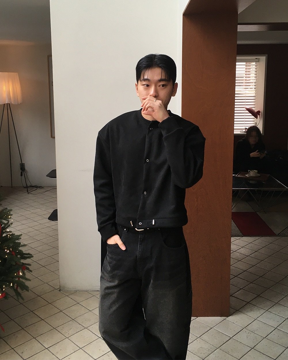 Photo by 르니던/leneeden on February 14, 2026. May be an image of one or more people, wingtip shoes, sweater, sweatpants and text.