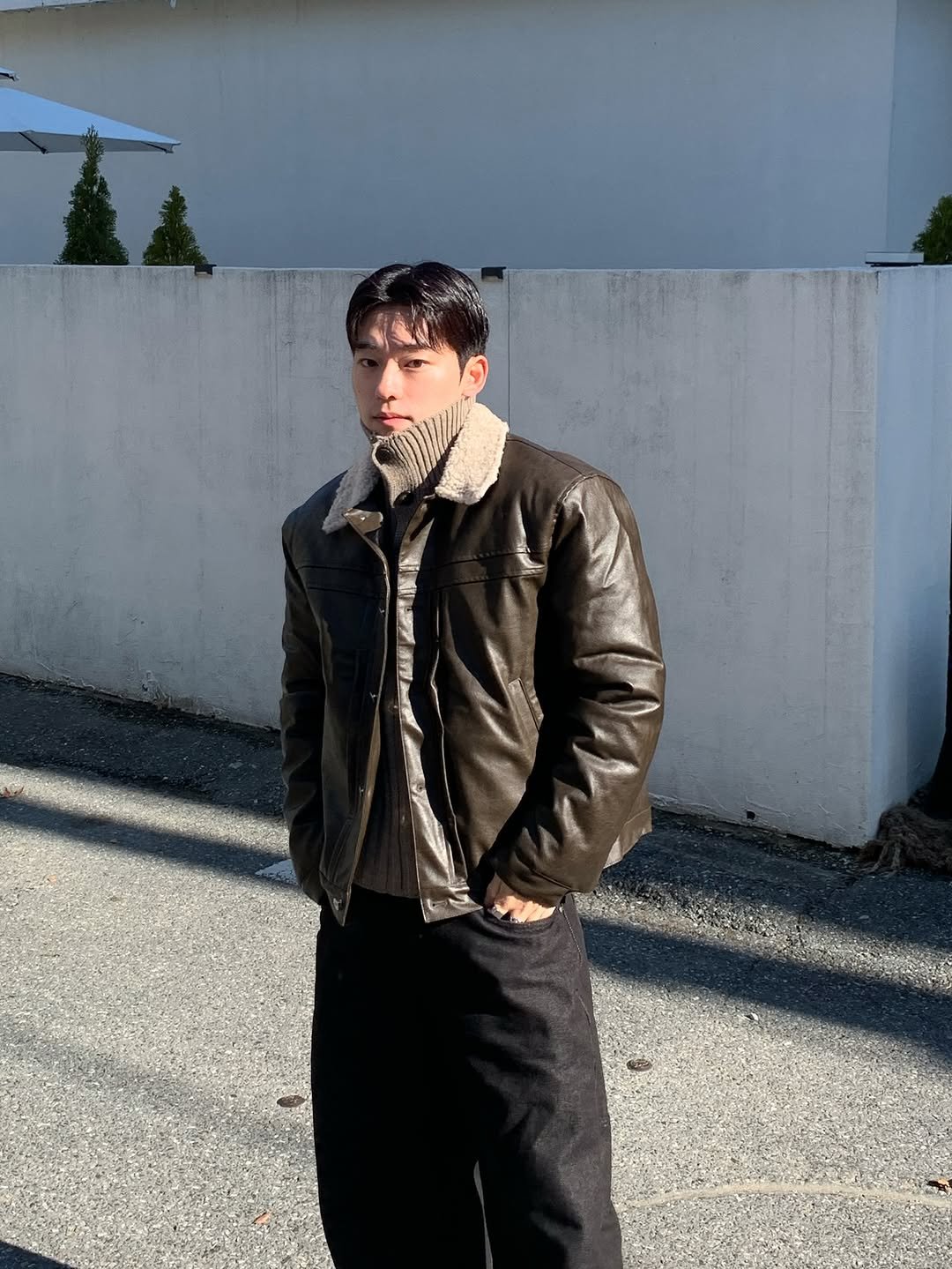 Photo by 르니던 on December 12, 2025. May be an image of duffle coat, wingtip shoes, overcoat and text.