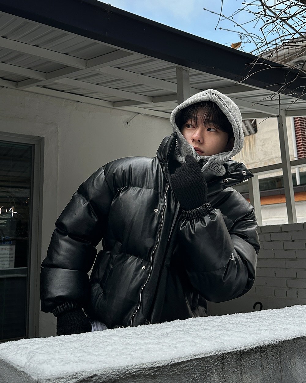 Photo by 르니던 on October 27, 2025. May be an image of duffle coat, overcoat, goosedown coat, snowsuit, jacket, parka, snow and text.