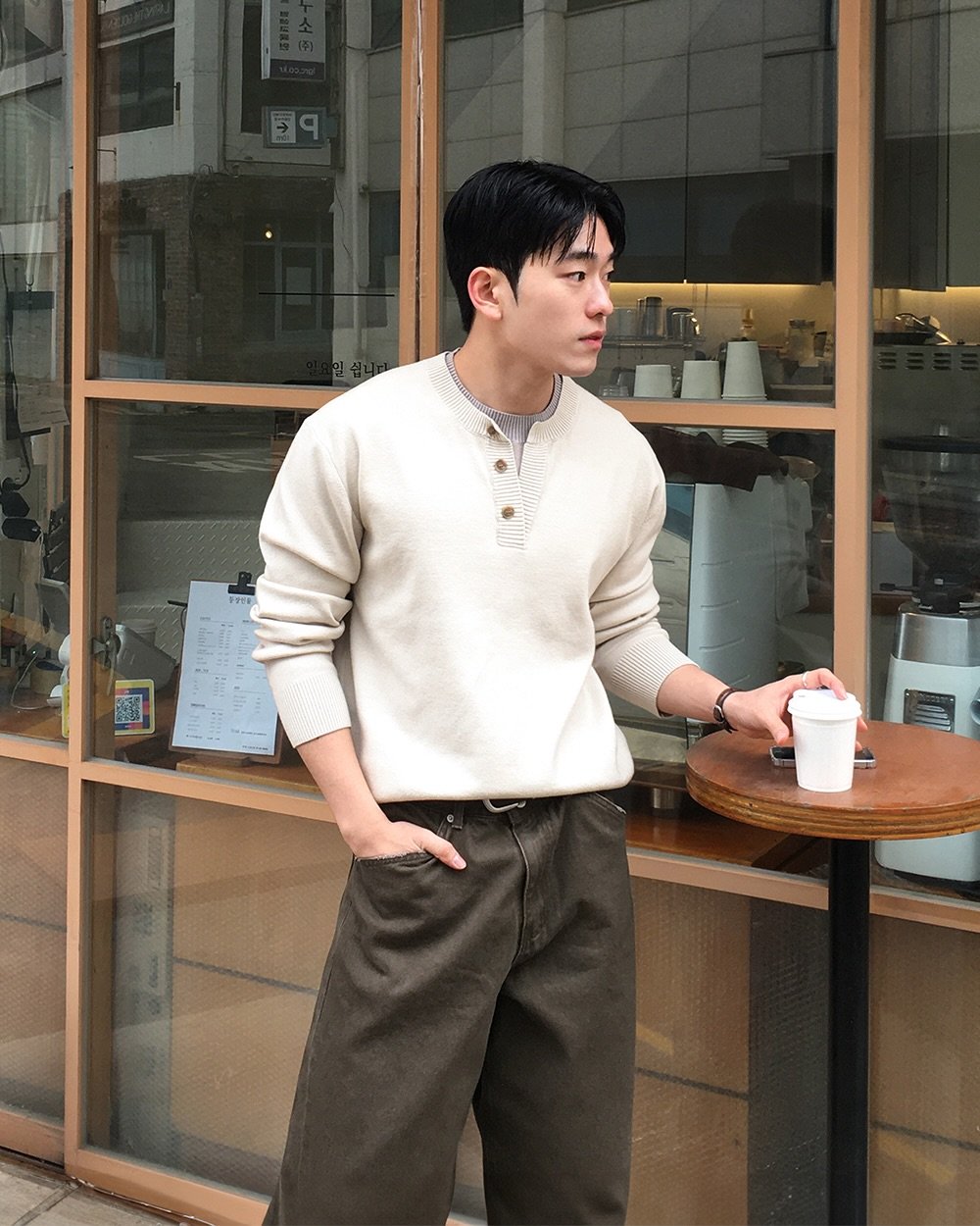 Photo by 르니던/leneeden on February 16, 2026. May be an image of duffle coat, wingtip shoes, overcoat, turtleneck and text.