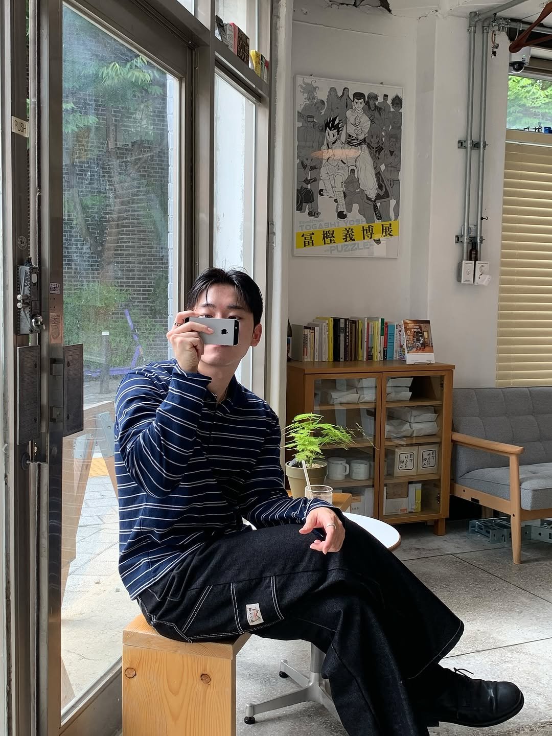Photo by 규민_르니던 on September 17, 2025. May be an image of 1 person, window and text.