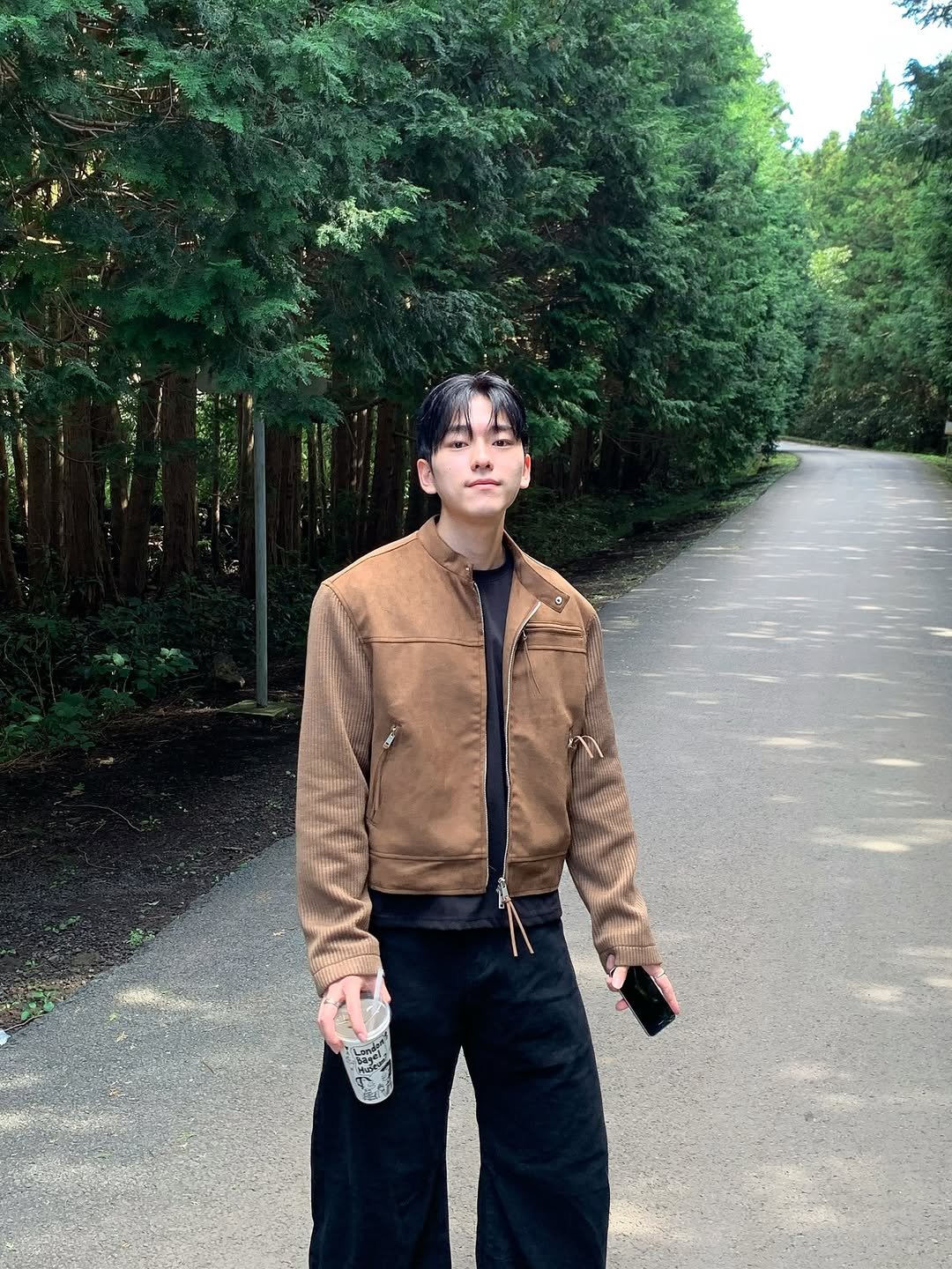 Photo by 르니던 on October 31, 2025. May be an image of duffle coat, wingtip shoes, jacket, parka and text.