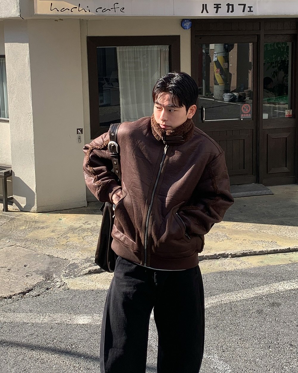 Photo by 르니던 on December 03, 2025. May be an image of ‎one or more people, braids, overcoat, duffle coat, flight jacket, parka and ‎text that says '‎harhi harhicafe rafe 八チカフェ تنم‎'‎‎.