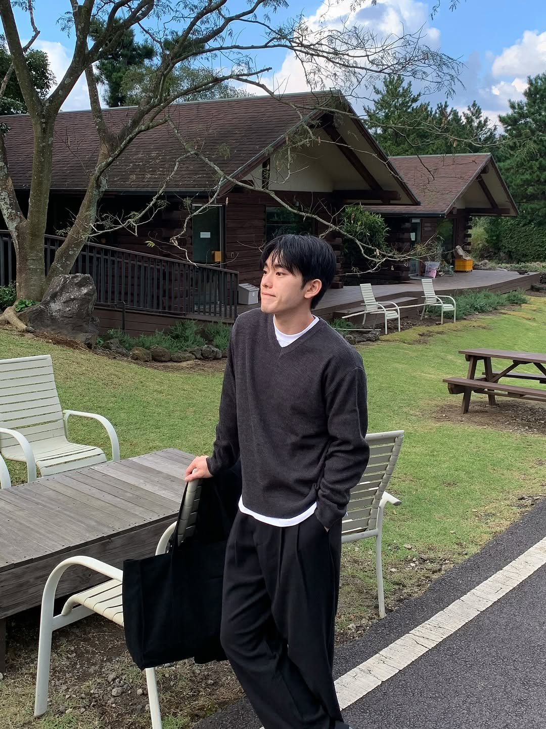 Photo by 르니던 on November 10, 2025. May be an image of duffle coat, parka, picnic and text.