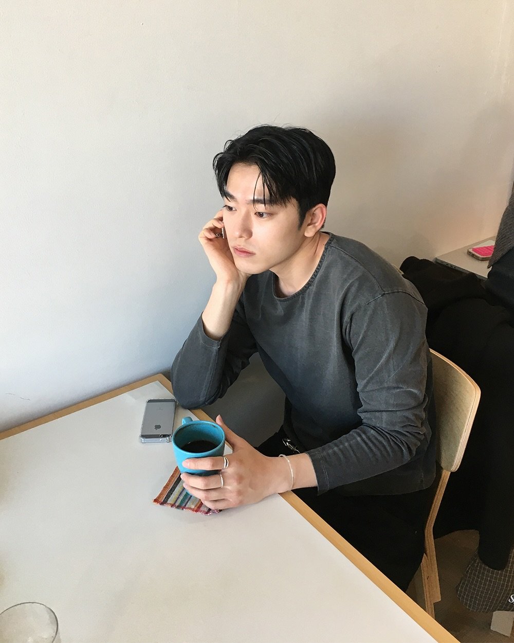 Photo by 르니던/leneeden on February 10, 2026. May be an image of one or more people, hair, turtleneck, cornflower and text.