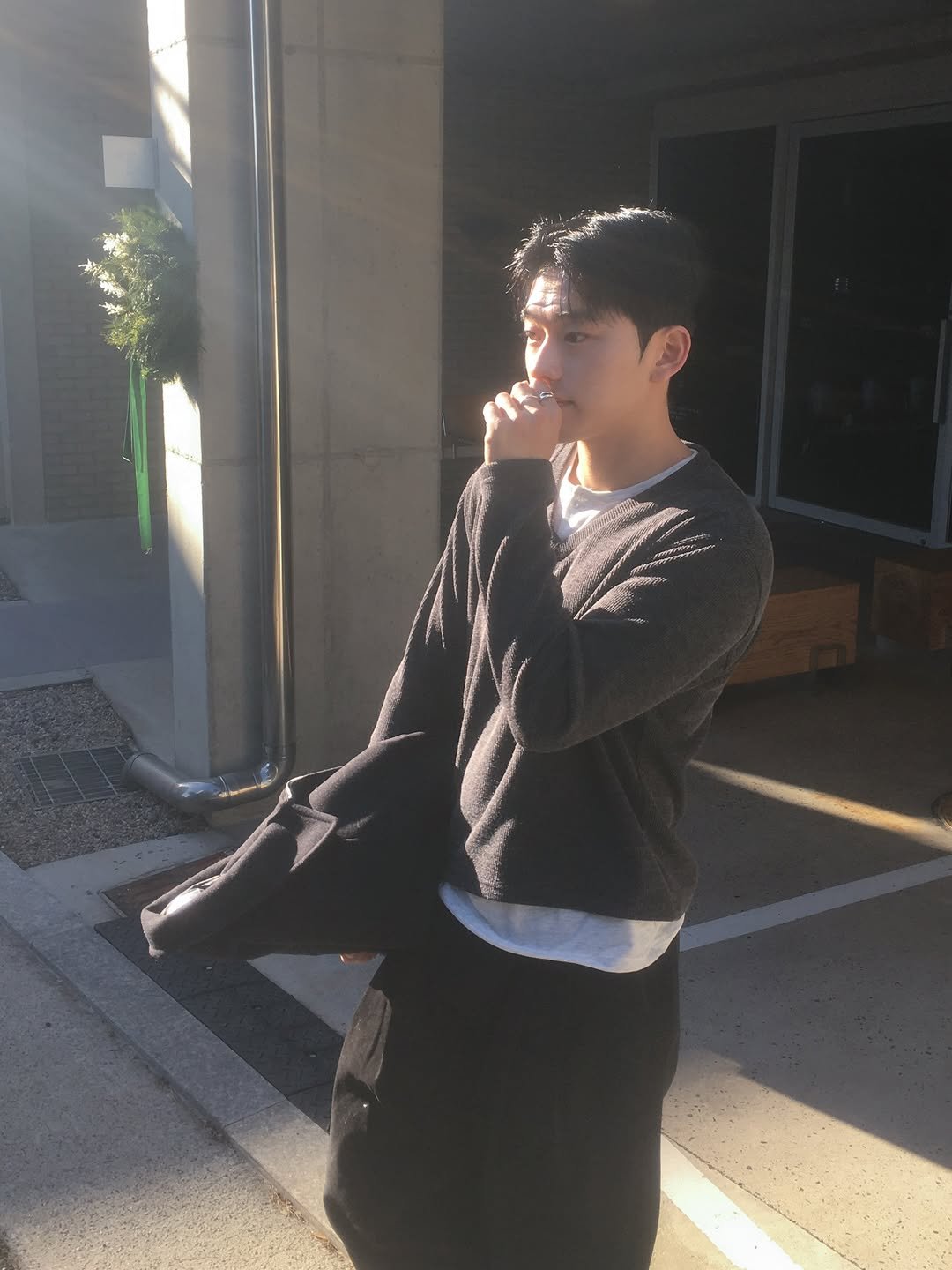 Photo by 르니던/leneeden on January 23, 2026. May be an image of one or more people, people standing, people smoking, sweater, cigarette and text.