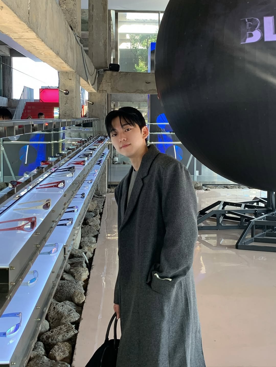 Photo by 르니던 on November 04, 2025. May be an image of duffle coat, overcoat, parka, cornflower and text.