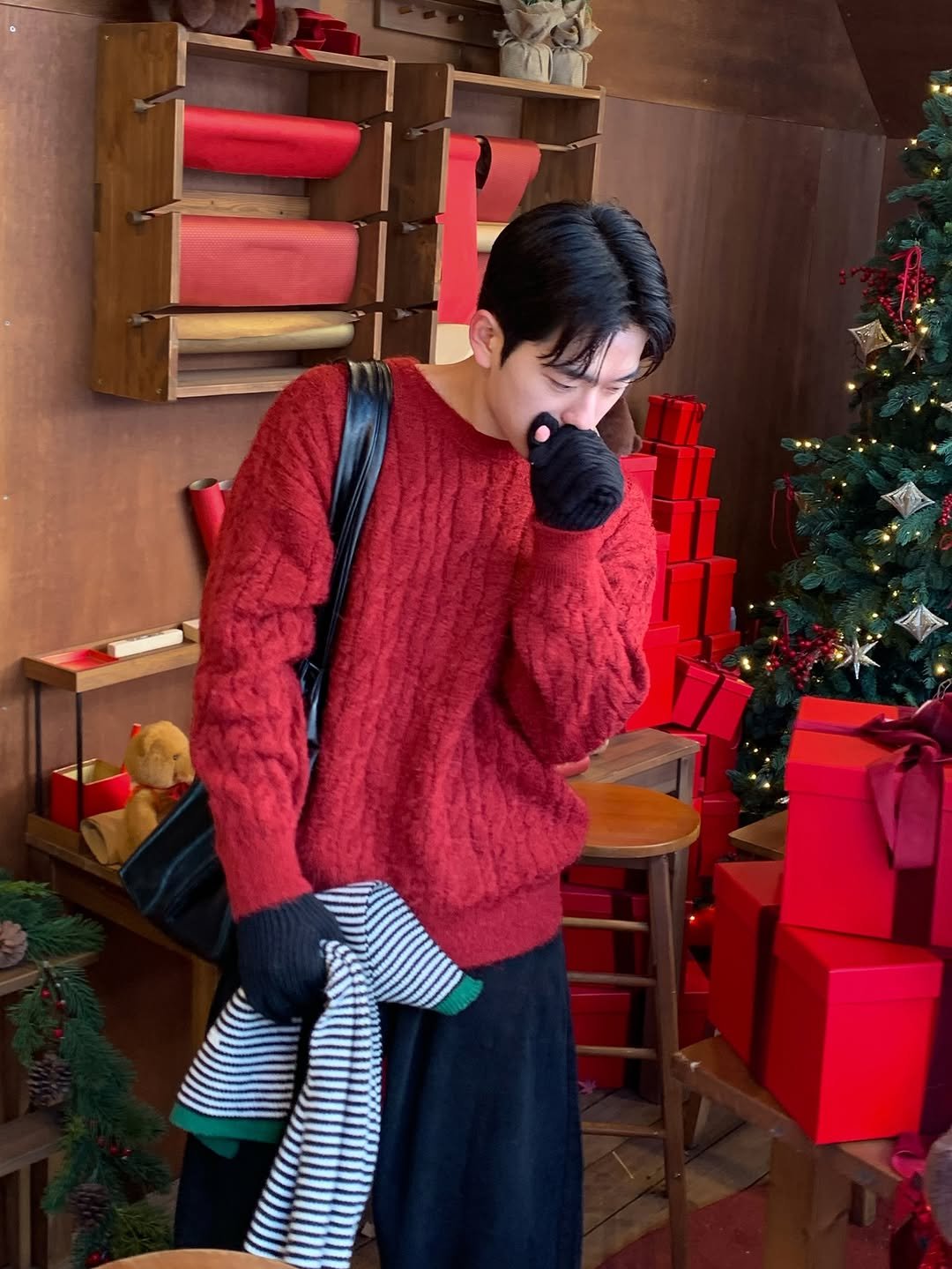 Photo by 르니던 on December 17, 2025. May be an image of duffle coat, turtleneck, sweater, parka and text.