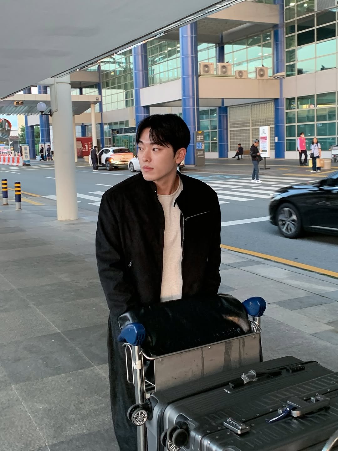 Photo by 르니던 on October 29, 2025. May be an image of suitcase, musical instrument, luggage, briefcase, terminal and text.