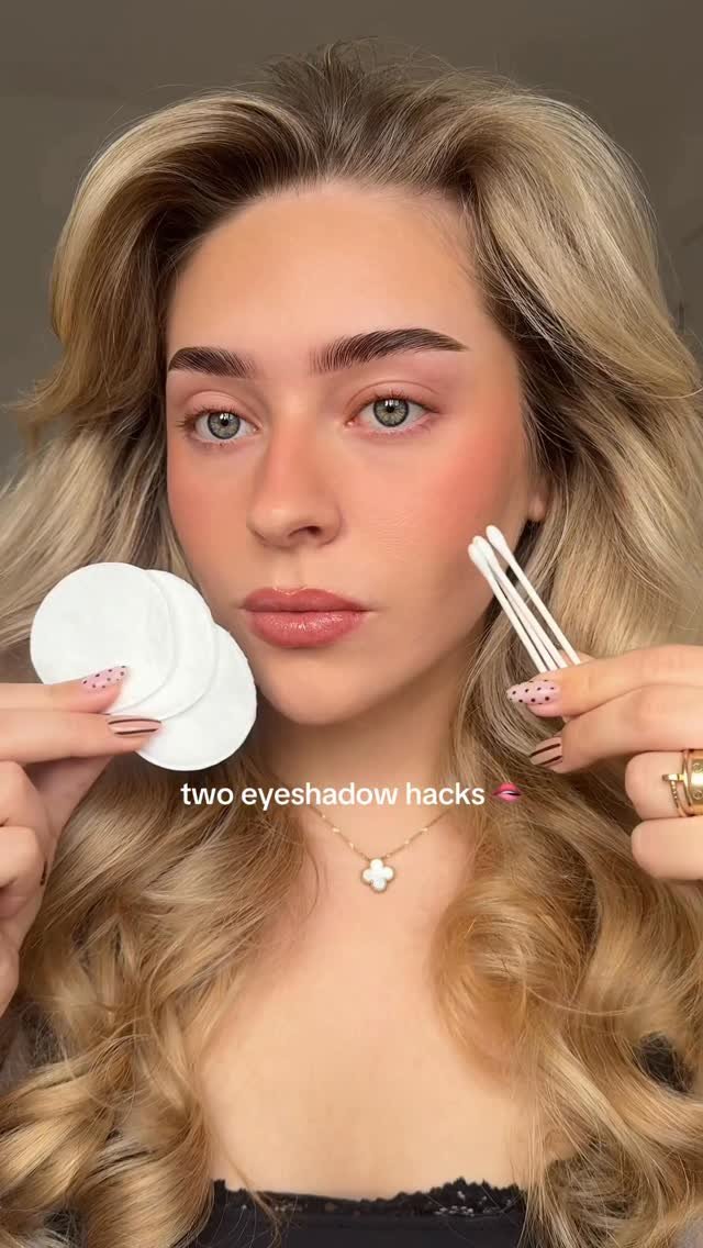 lenkalul 게시물 이미지: two eyeshadow hacks🫦 cotton buds VS cotton...