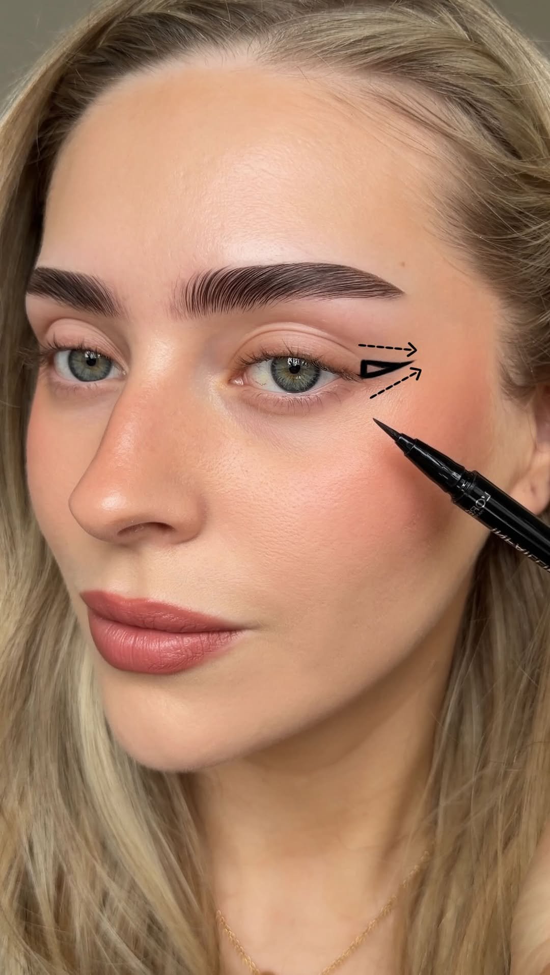 lenkalul 게시물 이미지: gradient eyeliner hack🖤⭐️. save it to try...