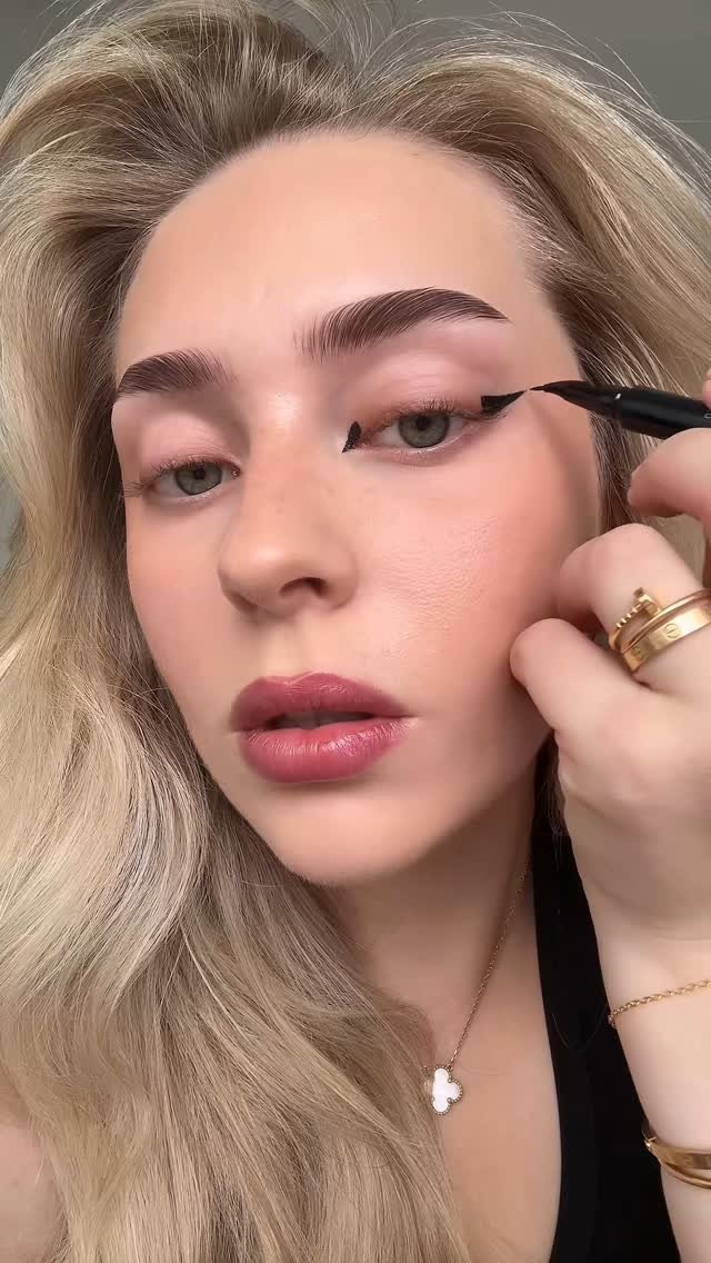 lenkalul 게시물 이미지: halo eyeliner hack 🖤✨ inspo: @iv_mua
products...