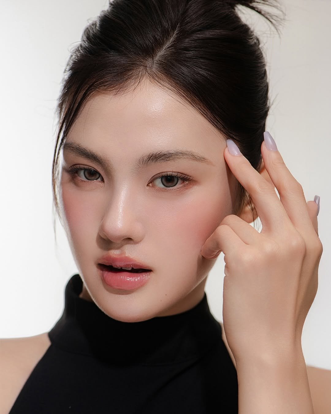 Photo by 렌즈미 LENSME Official on January 06, 2026. May be a closeup of one or more people, hair, makeup and text.