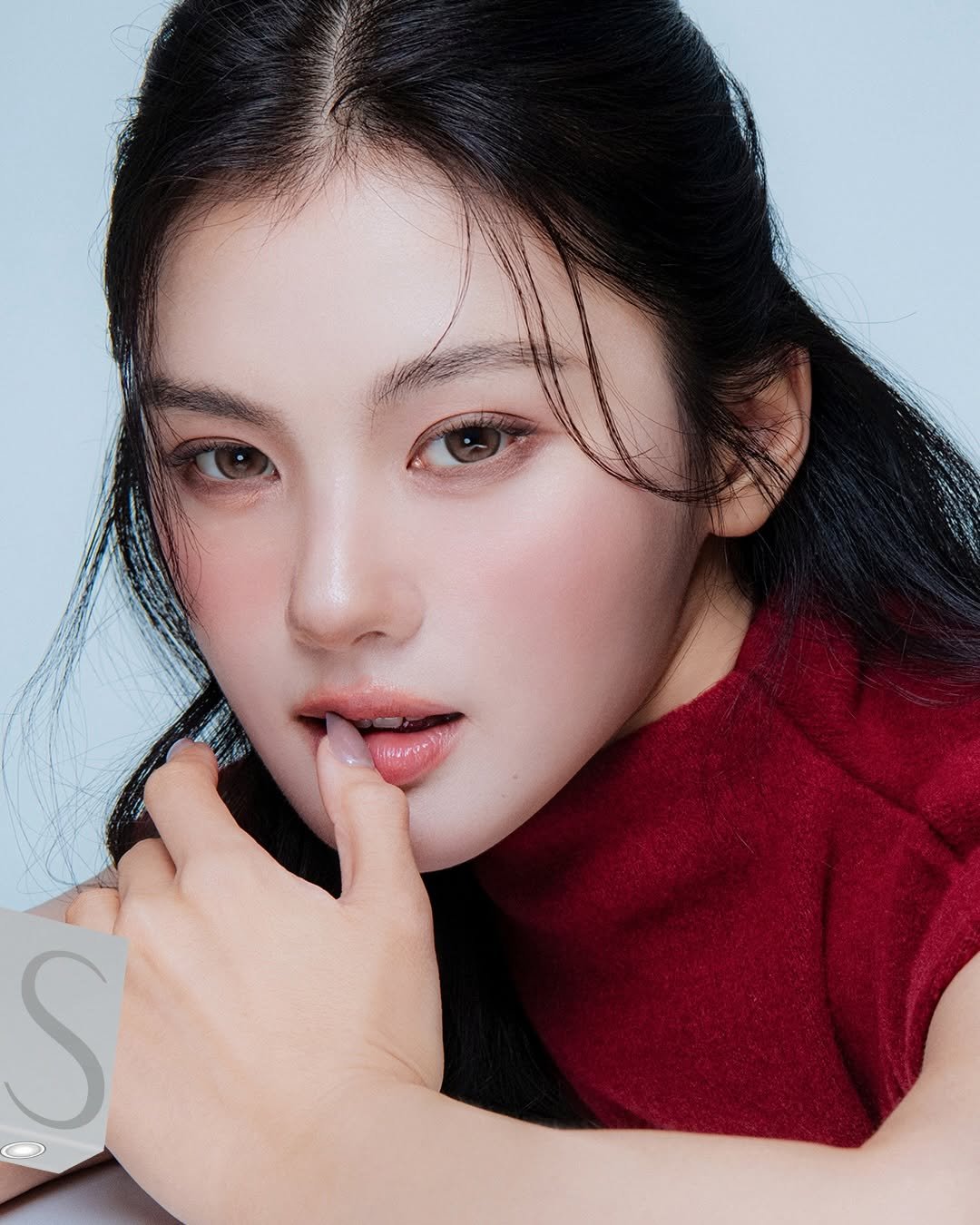 Photo by 렌즈미 LENSME Official on April 23, 2026. May be a closeup of one or more people, hair, makeup and text.