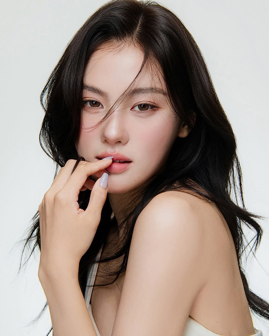 Photo by 렌즈미 LENSME Official on January 05, 2026. May be an image of one or more people, hair and text.