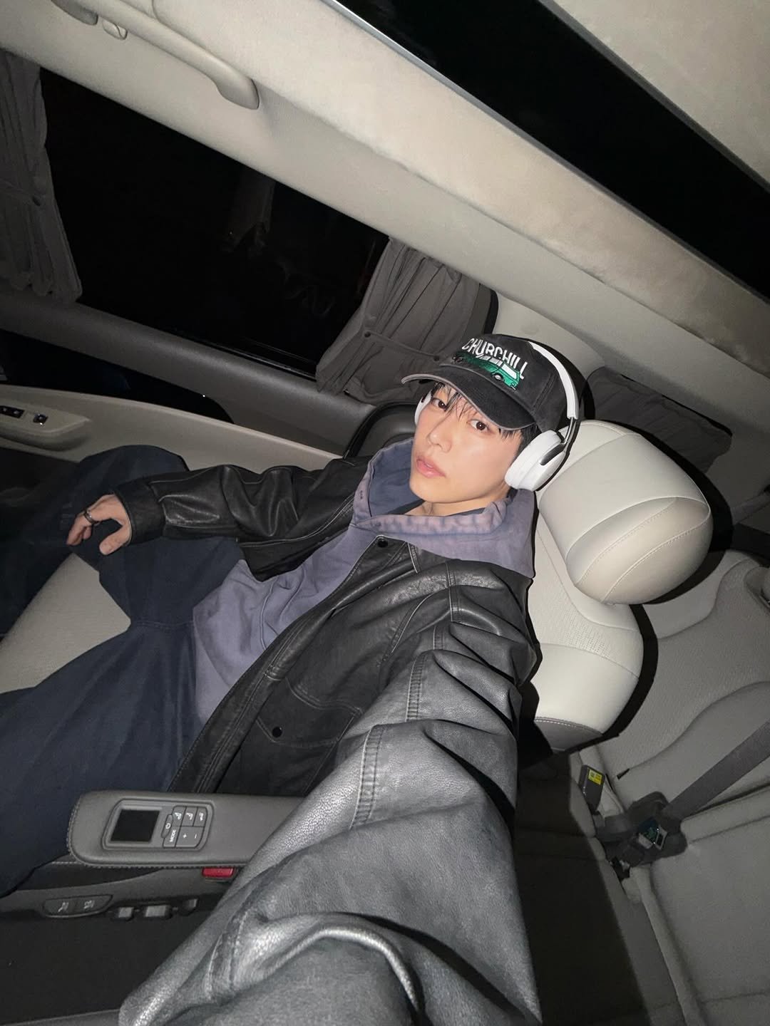 Photo shared by 메이크업 아티스트 레오제이 on January 05, 2026 tagging @bose, and @sundayfruitmarket. May be an image of limousine, seatbelt, minivan and text.