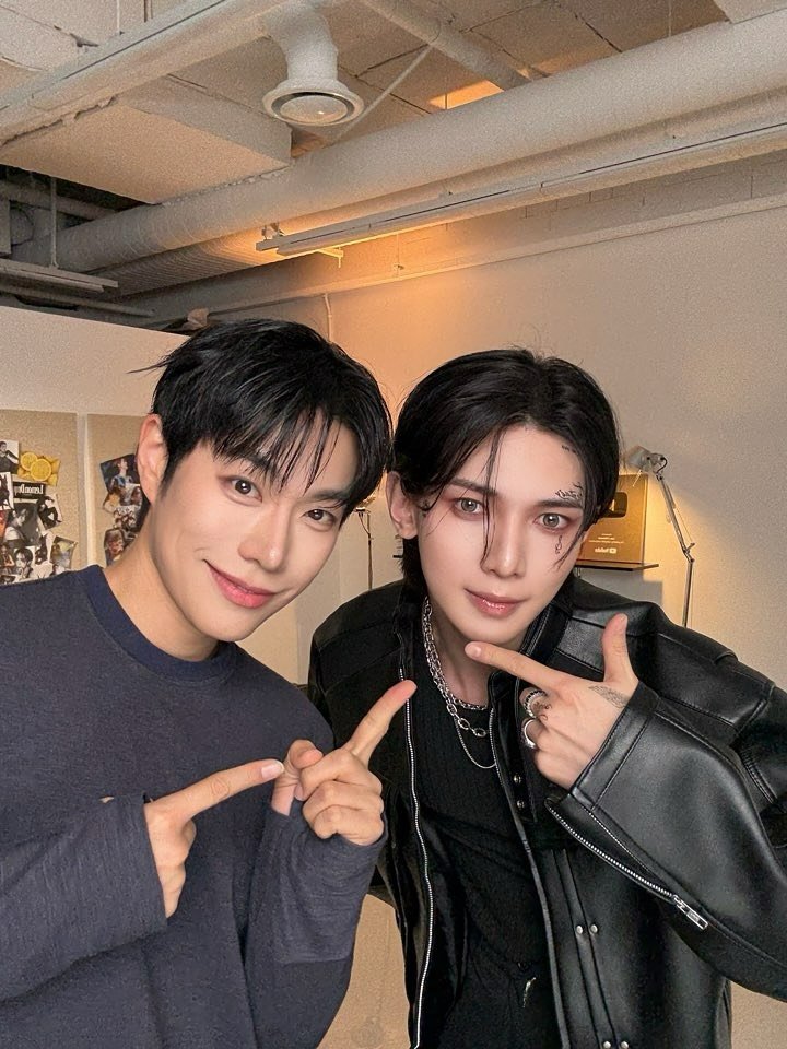 Photo by 메이크업 아티스트 레오제이 on August 08, 2025. May be an image of 2 people and text.