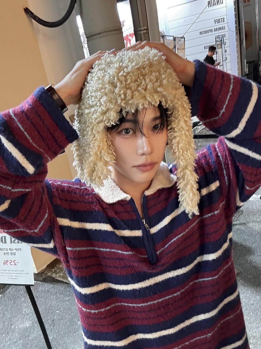 Photo by 메이크업 아티스트 레오제이 on September 25, 2025. May be an image of one or more people, blonde hair, makeup, duffle coat, sweater, costume, cloak, parka and text.