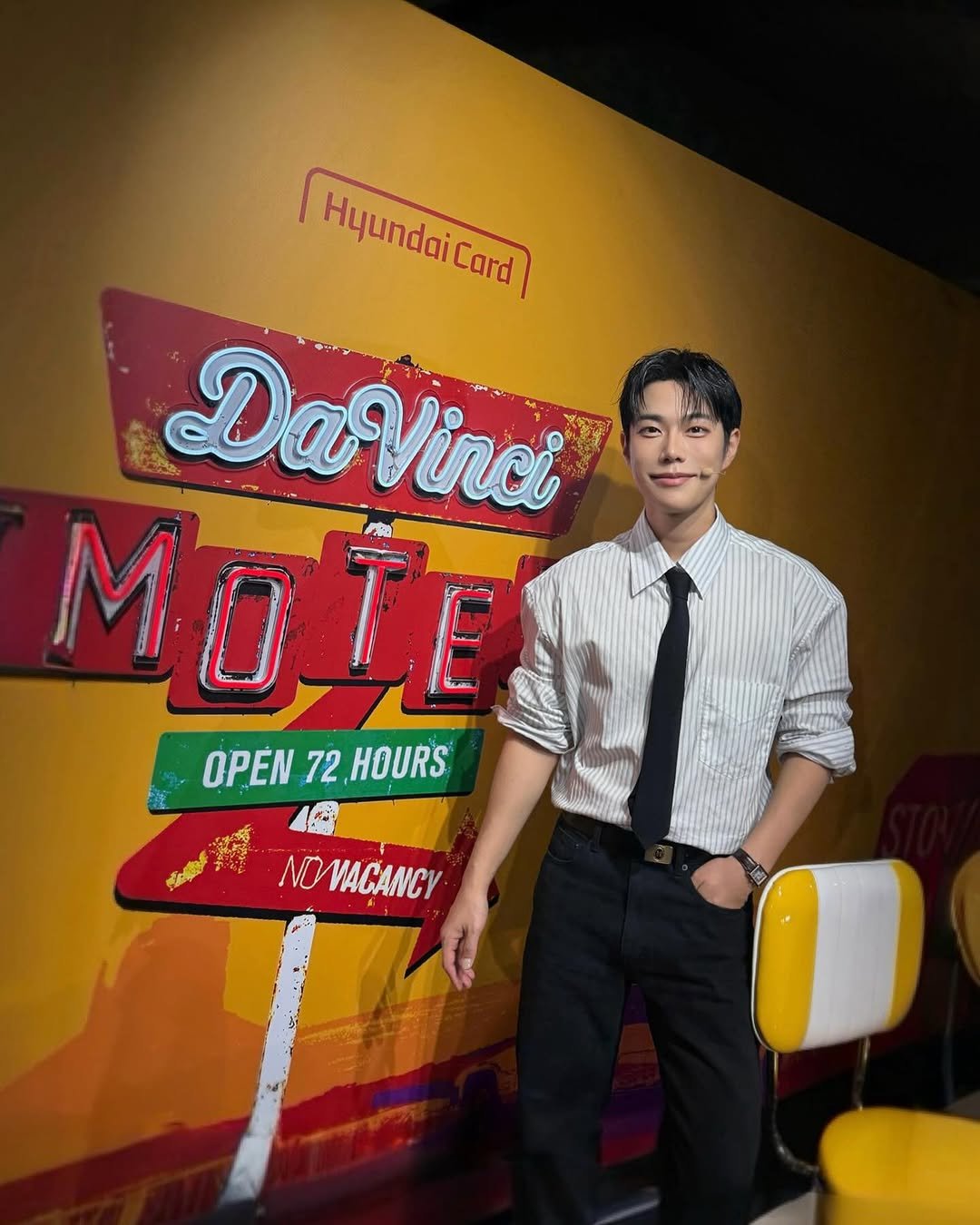 Photo shared by 메이크업 아티스트 레오제이 on September 23, 2025 tagging @hyundaicard. May be an image of bolo tie, suit and text that says 'HyundaiCard Card HtundaiCard 超 DaVinc MOTE ΟΡΕΝ OPEN72.HOURS 72 HOURS సరాూభివ్ ΝΟ NOVACANCY VACAN'.