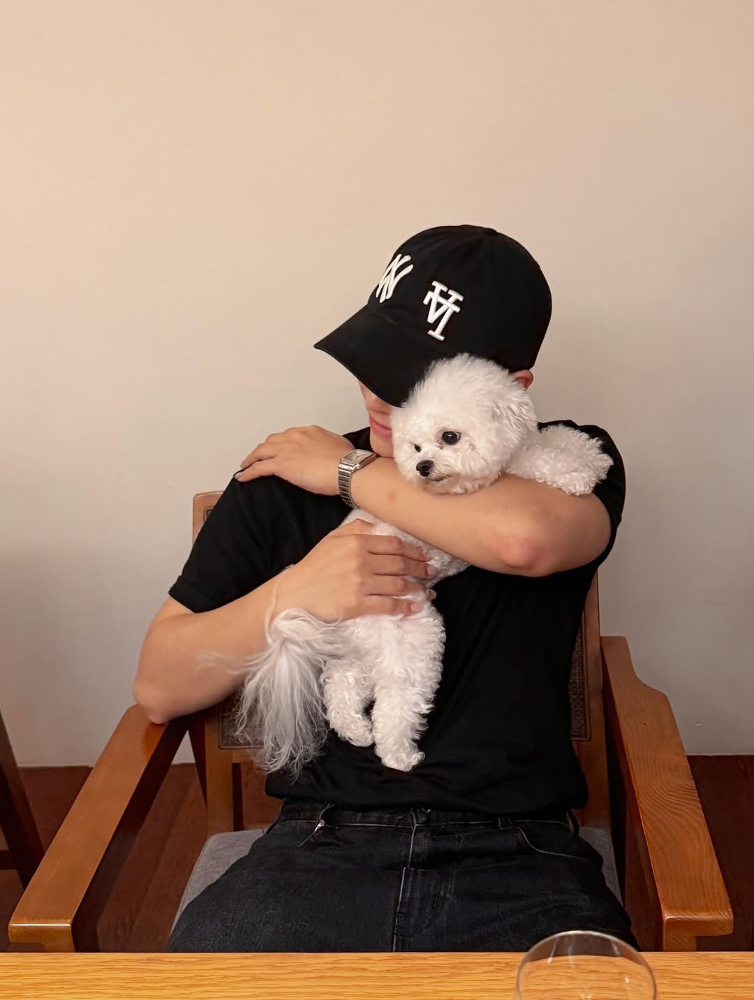 Photo by 메이크업 아티스트 레오제이 on January 03, 2026. May be an image of Maltese and text.