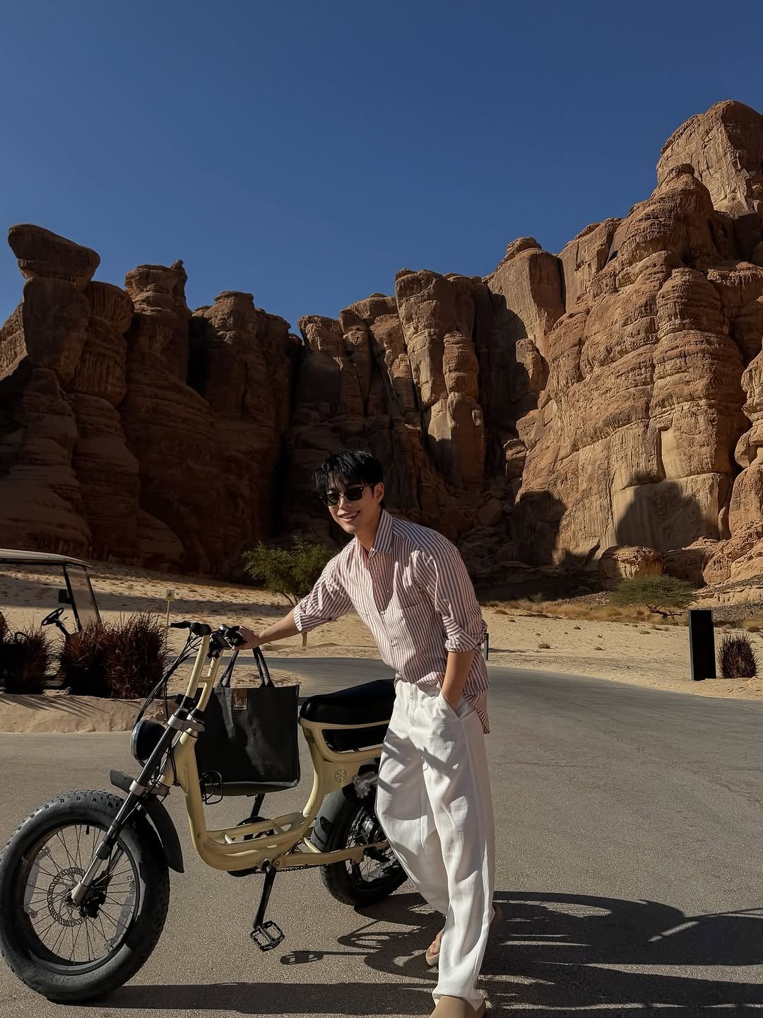 Photo shared by 메이크업 아티스트 레오제이 on February 21, 2026 tagging @our_habitas, and @habitasalula. May be an image of motorcycle, scooter, outdoors and text.