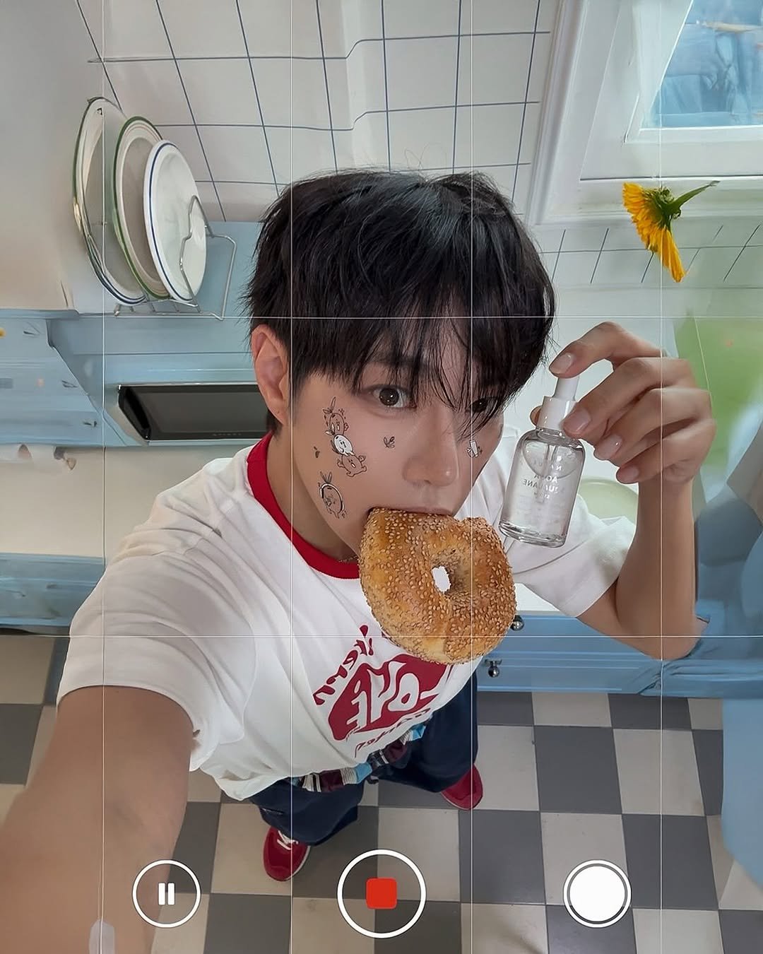 Photo shared by 메이크업 아티스트 레오제이 on August 20, 2025 tagging @s.nature. May be an image of 1 person, phone and text that says 'ባዝግርያ T Il'.