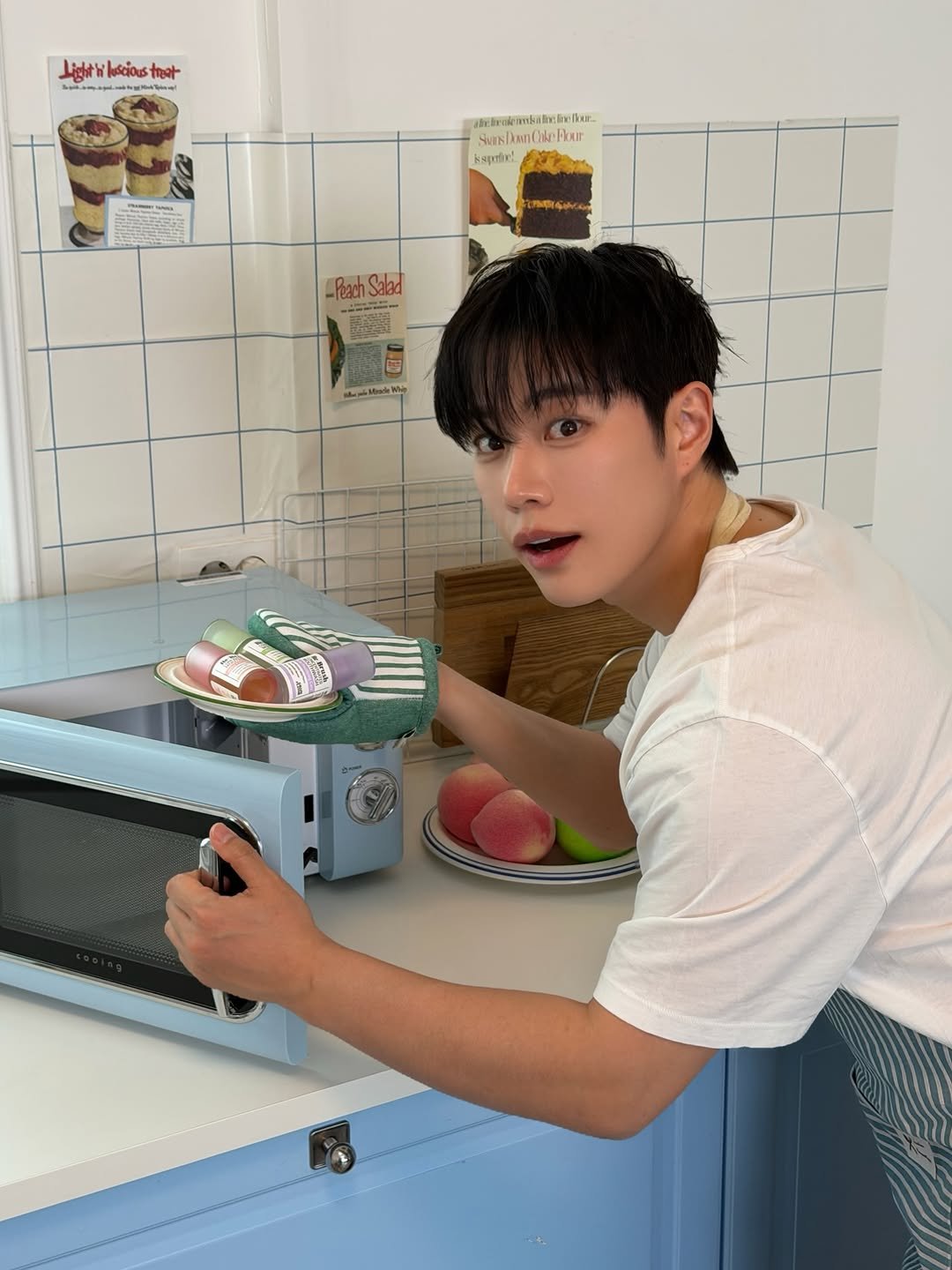 Photo shared by 메이크업 아티스트 레오제이 on February 19, 2026 tagging @rebrush_official. May be an image of refrigerator and text.