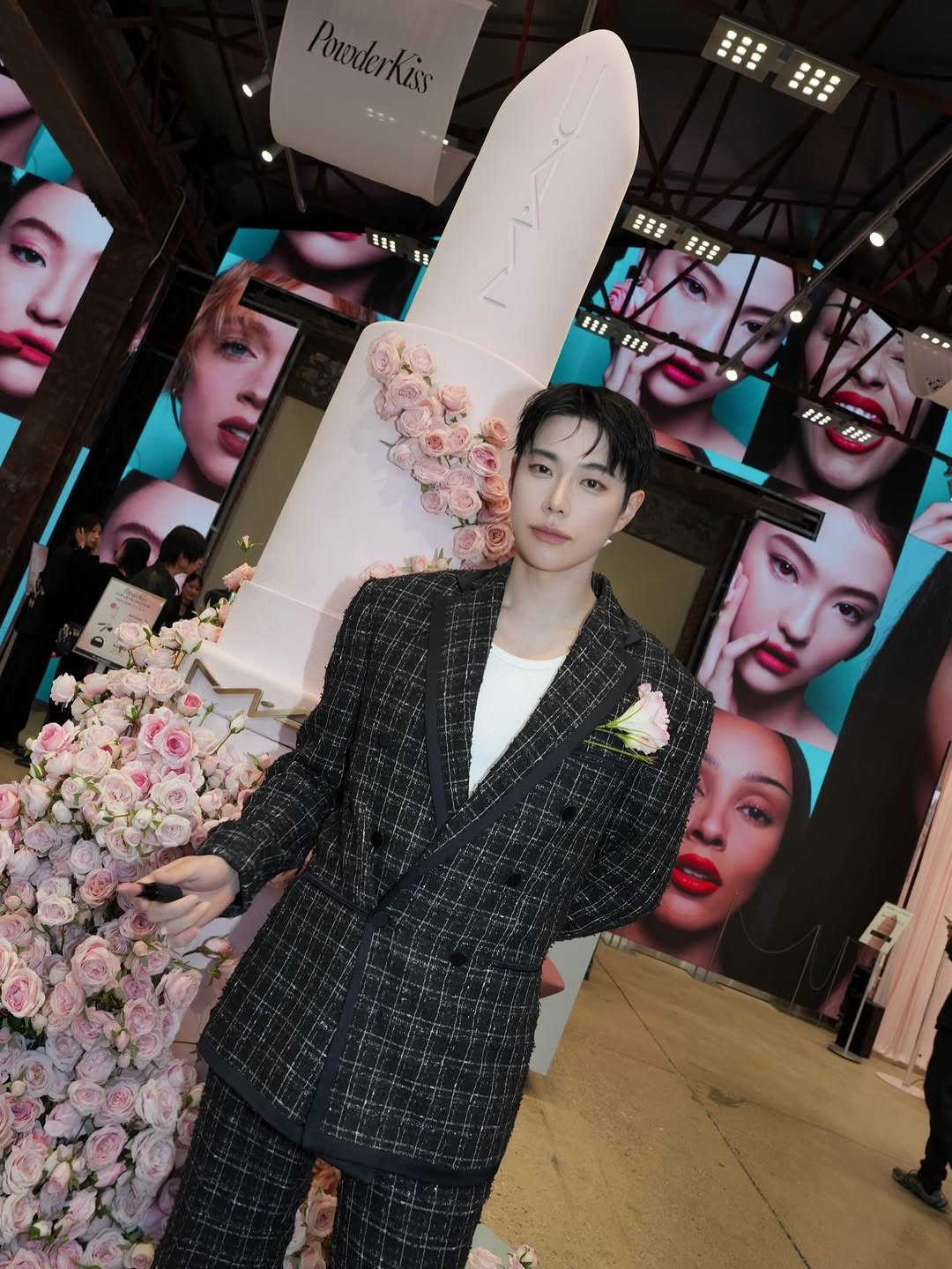 Photo shared by 메이크업 아티스트 레오제이 on January 08, 2026 tagging @maccosmeticskorea. May be an image of one or more people, makeup, overcoat, suit, bolo tie, dinner jacket, blazer and text.