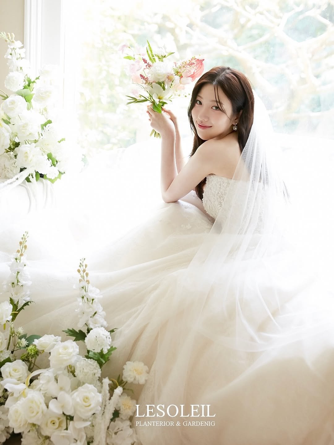 Photo shared by KPEA ㅣ 한국플랜테리어전문가협회 on October 14, 2025 tagging @lesoleilflower. May be an image of dress, baby's-breath, prairie gentian, white lily, wedding and text that says 'tin LESOLEIL PLANTERIOR&GARDENIG PL PLANTERIOR & GARDENIG'.
