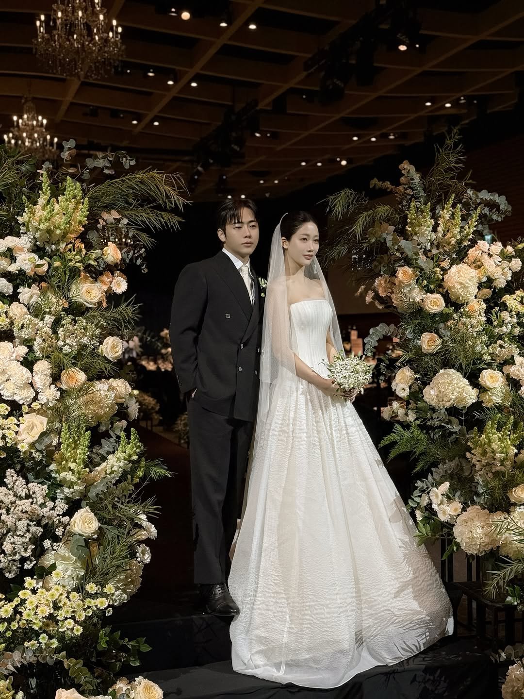 Photo by 르소피합정 송백경 단발백선생 on March 09, 2026. May be an image of bouquet, amaranth, prairie gentian, baby's-breath, wedding and text.