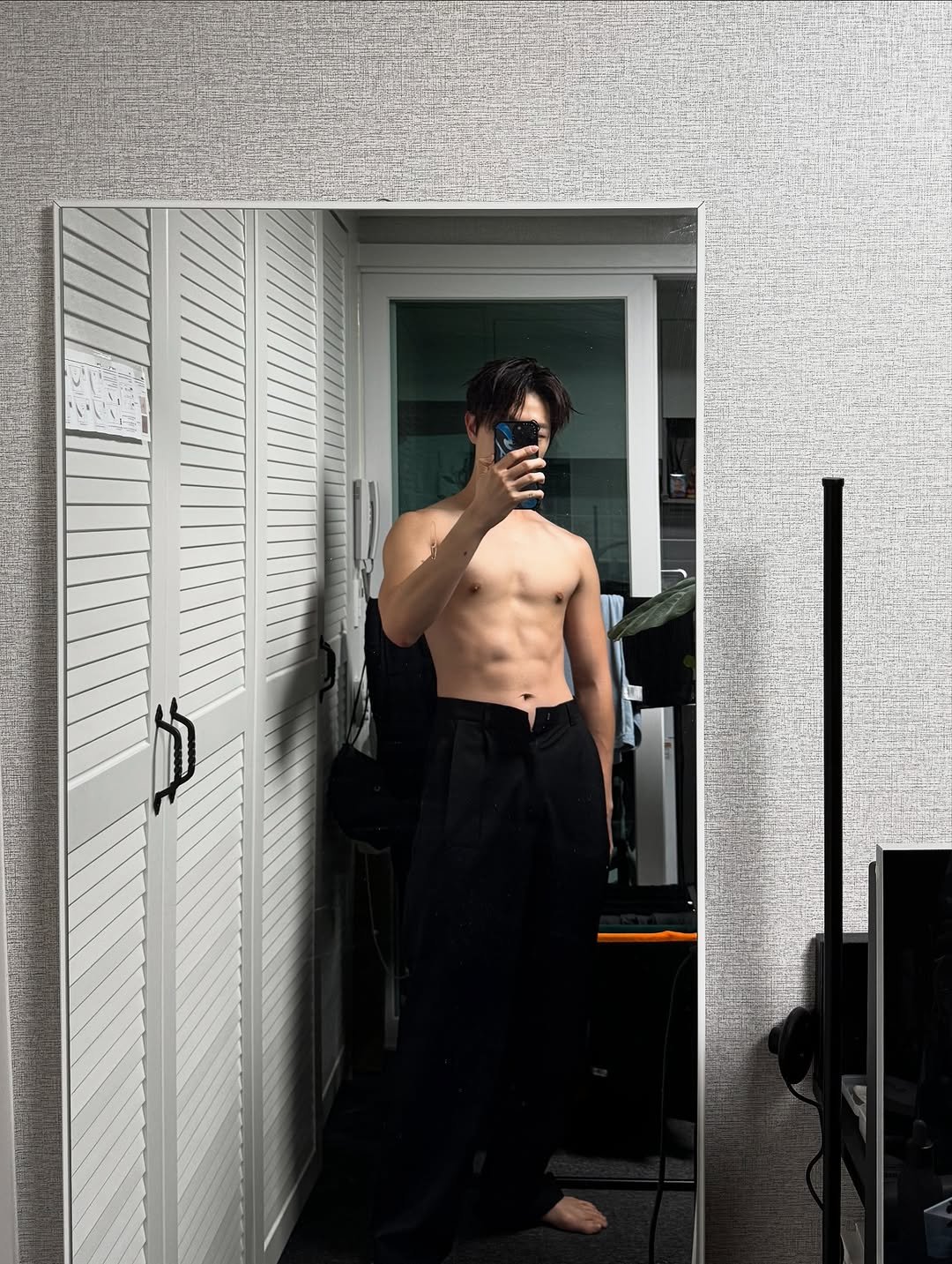 Photo by 륜Ryan on August 07, 2025. May be an image of 1 person, sweatpants, mirror and text.