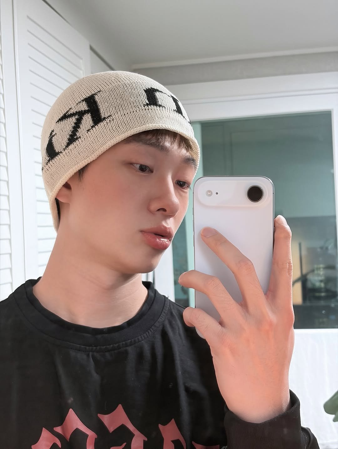 Photo by 륜Ryan on October 03, 2025. May be a selfie of 1 person, hair, phone, hat, turban, knit and text.