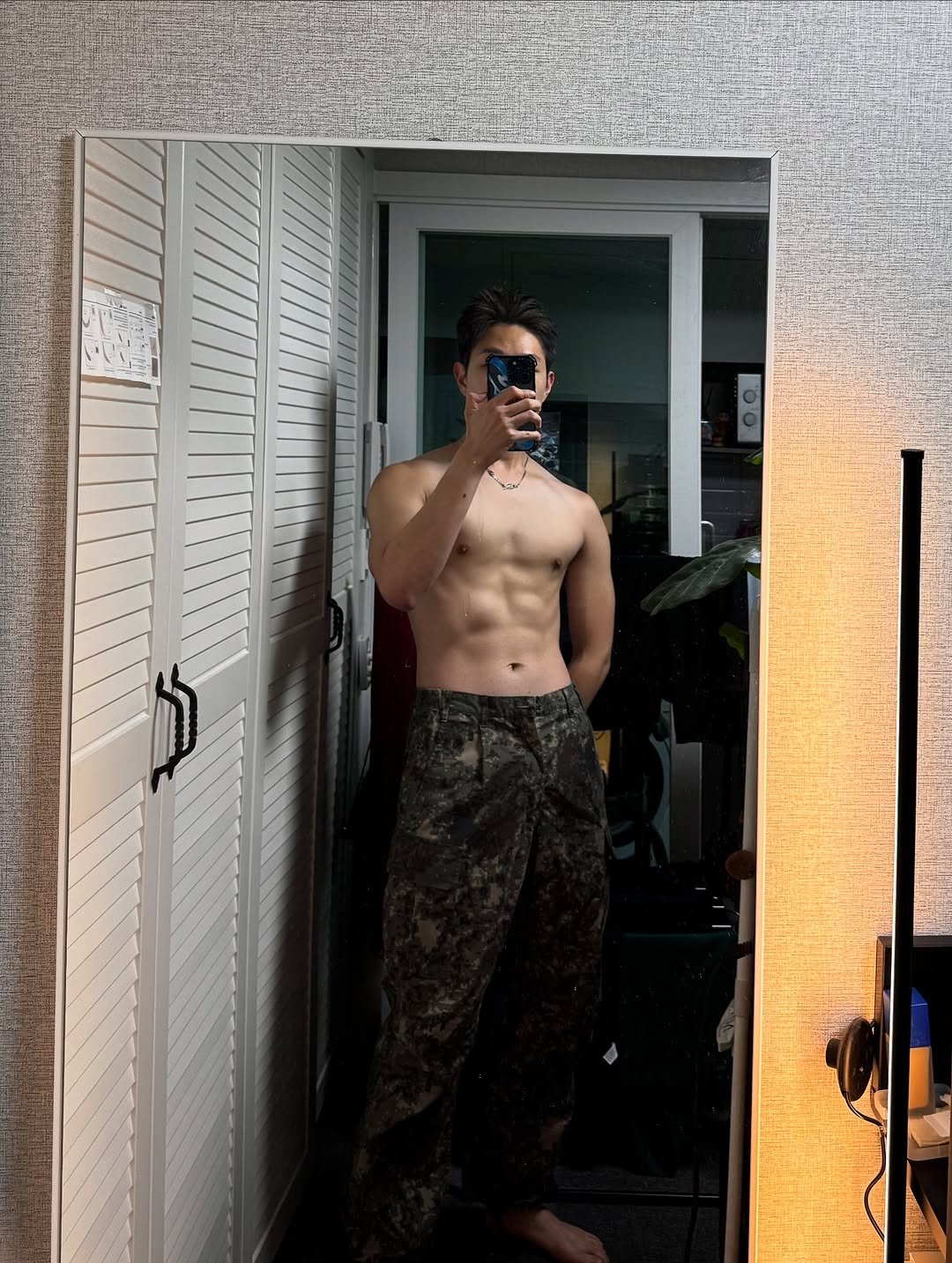 Photo by 륜Ryan on September 03, 2025. May be an image of 1 person, body building, military uniform, sweatpants, mirror and text.